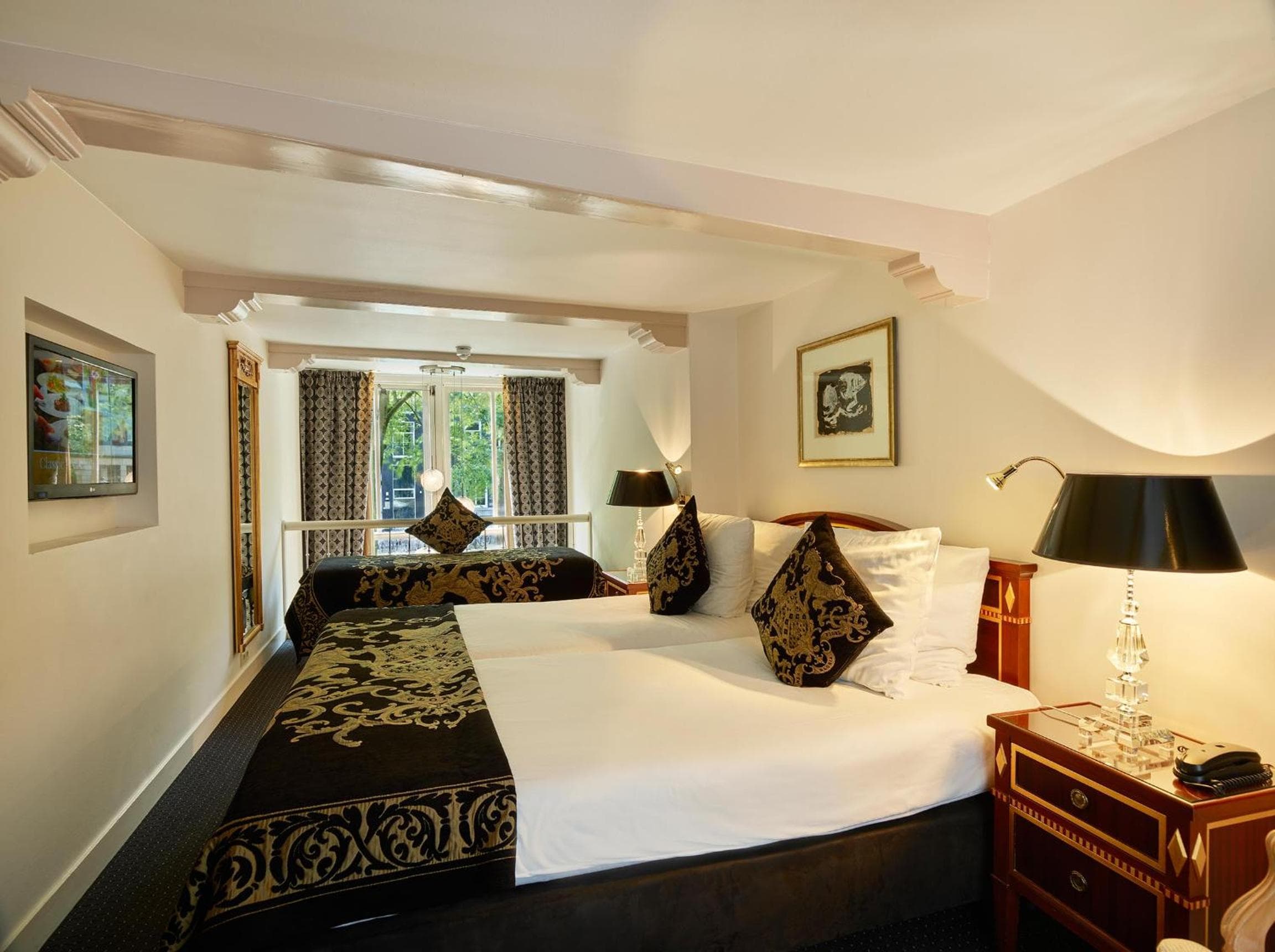 Ambassade Hotel — 17