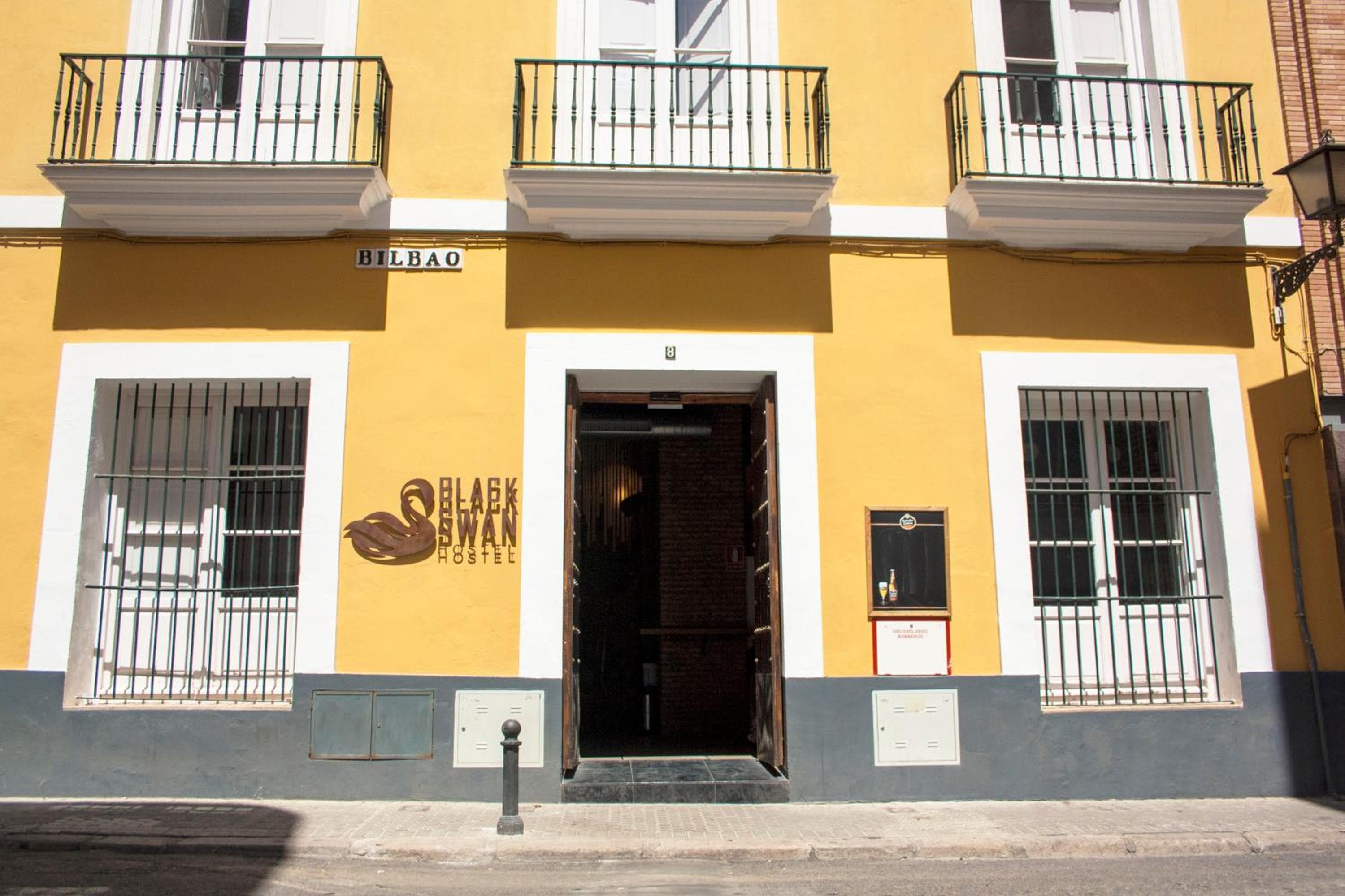 Schwarzer Schwan Hostel Sevilla — 13