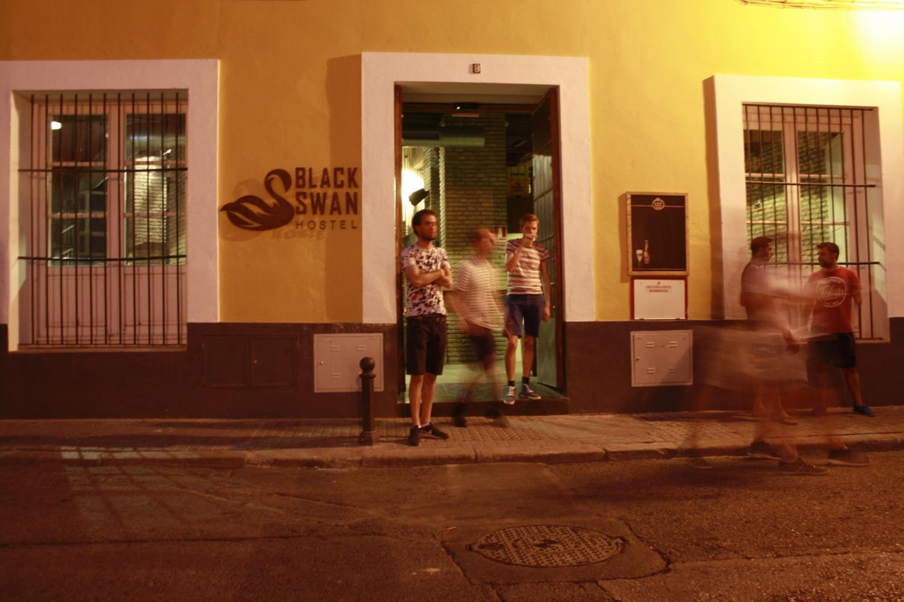 Schwarzer Schwan Hostel Sevilla — 11
