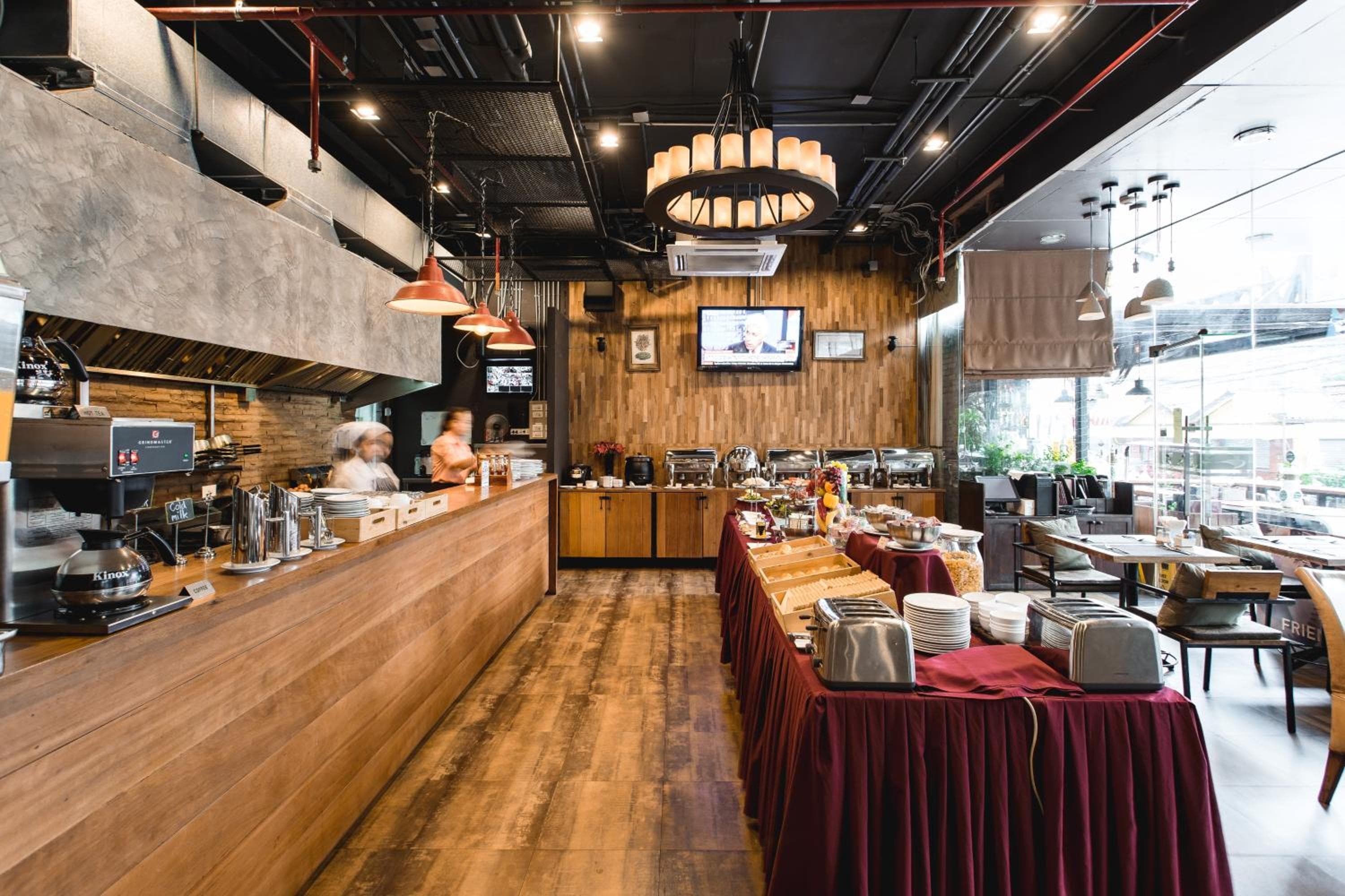 Adelphi Suites Bangkok — 16