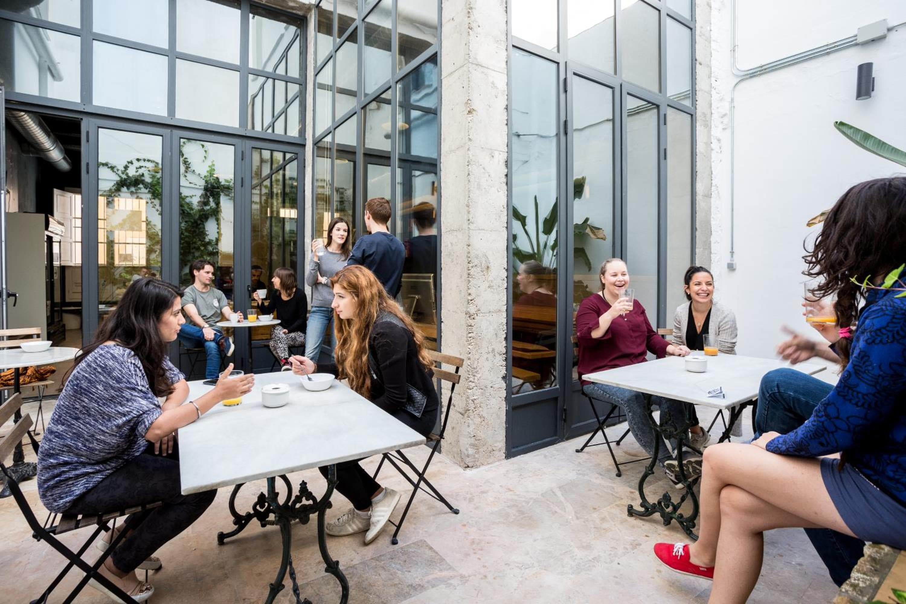 Black Swan Hostel Sevilla — 23