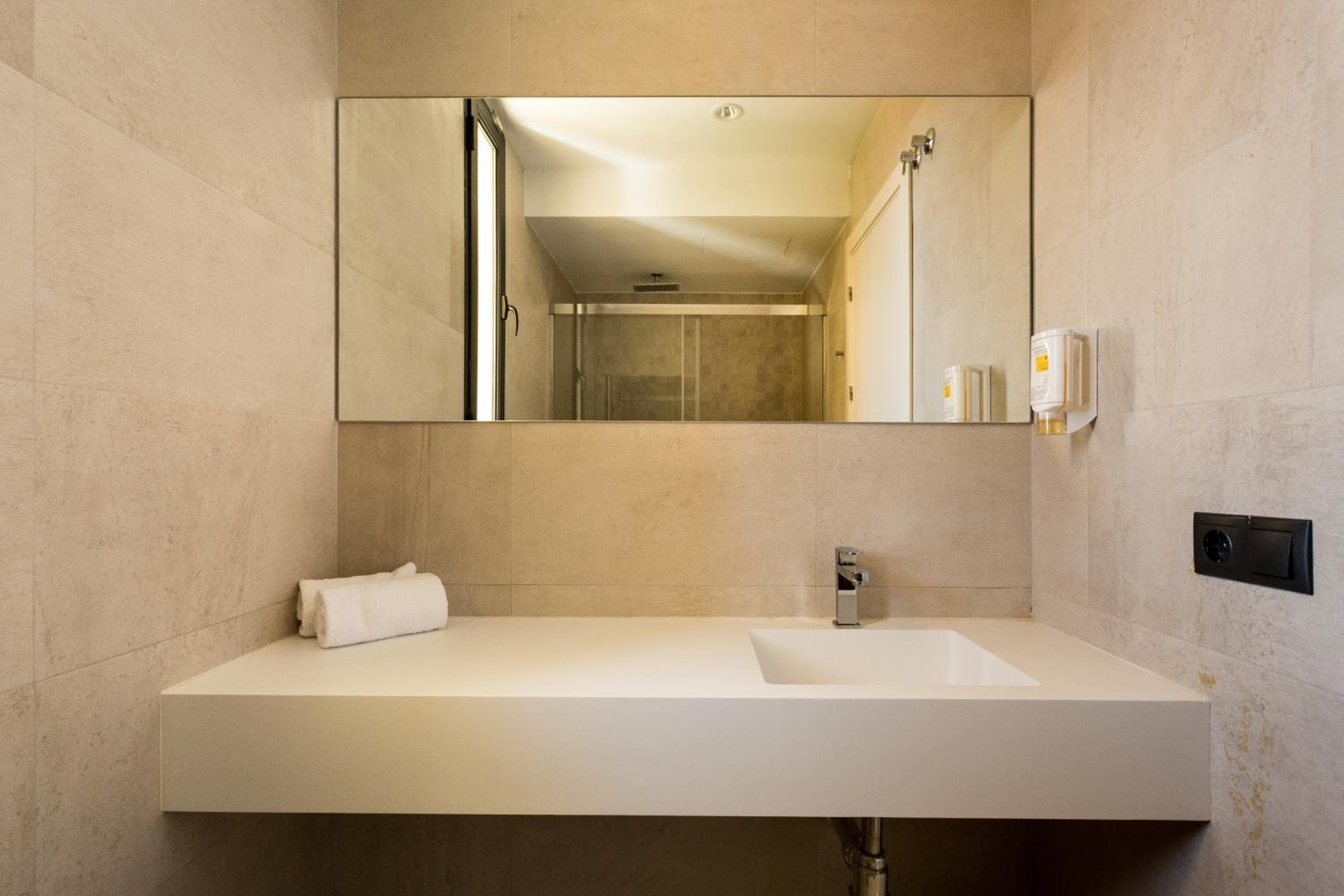 Black Swan Hostel Sevilla — 10