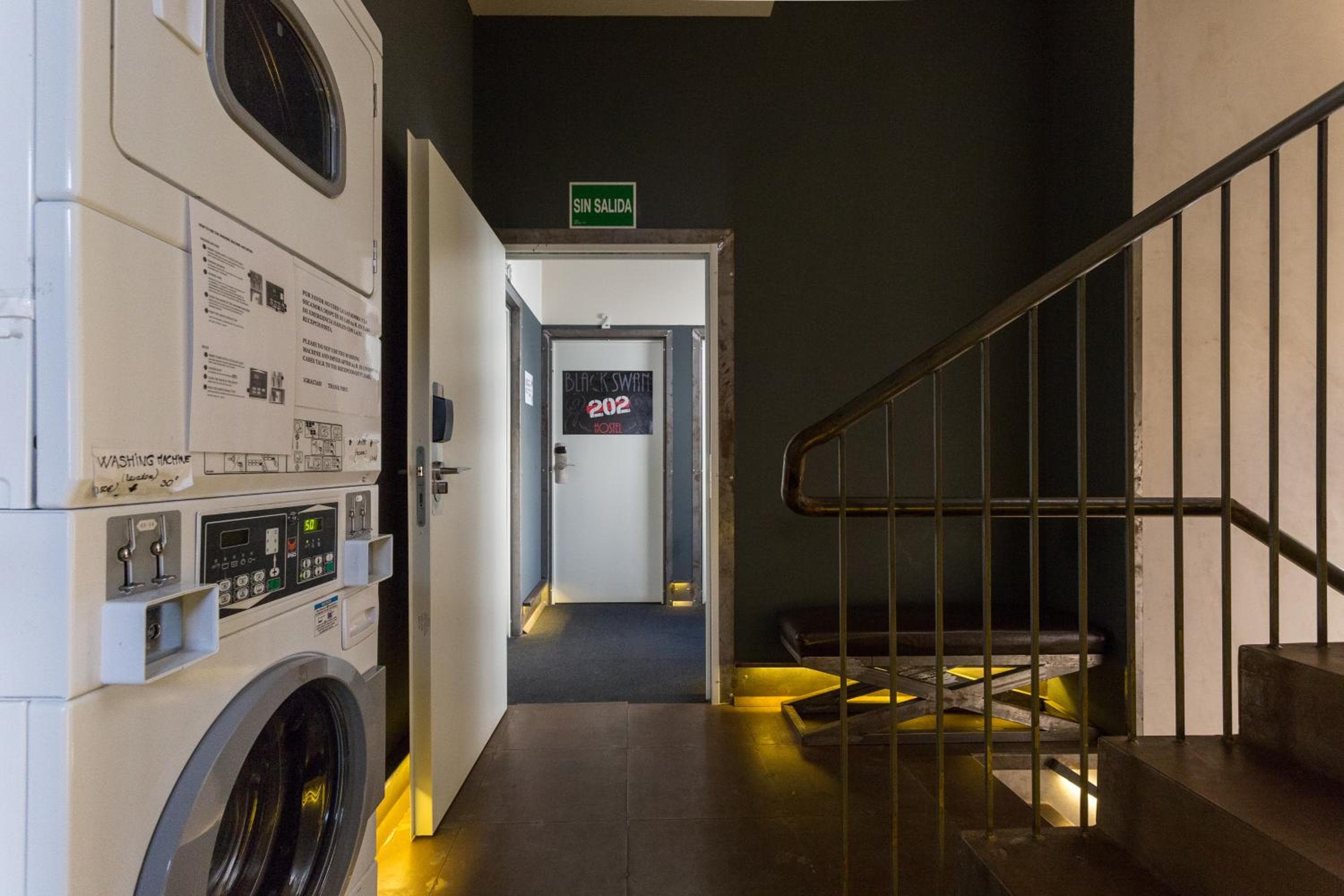 Schwarzer Schwan Hostel Sevilla — 29