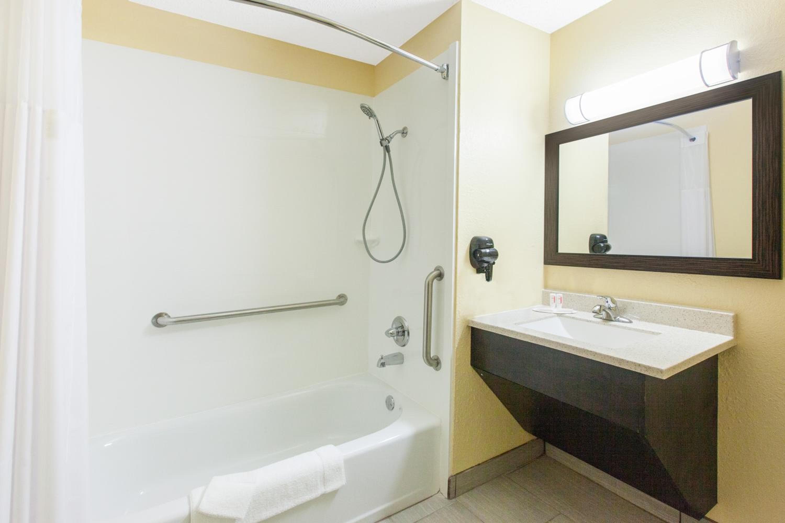 Days Inn by Wyndham Miami — 22