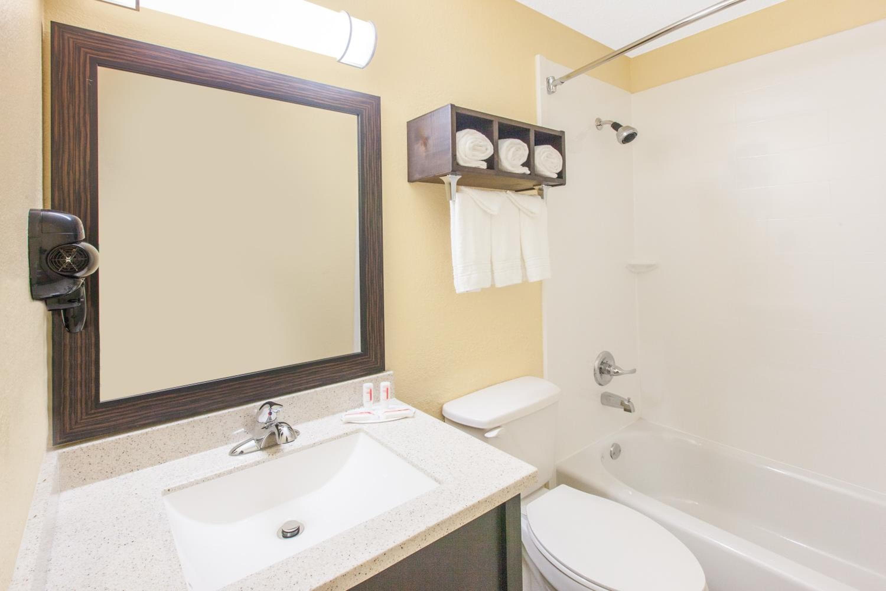 Days Inn by Wyndham Miami — 17