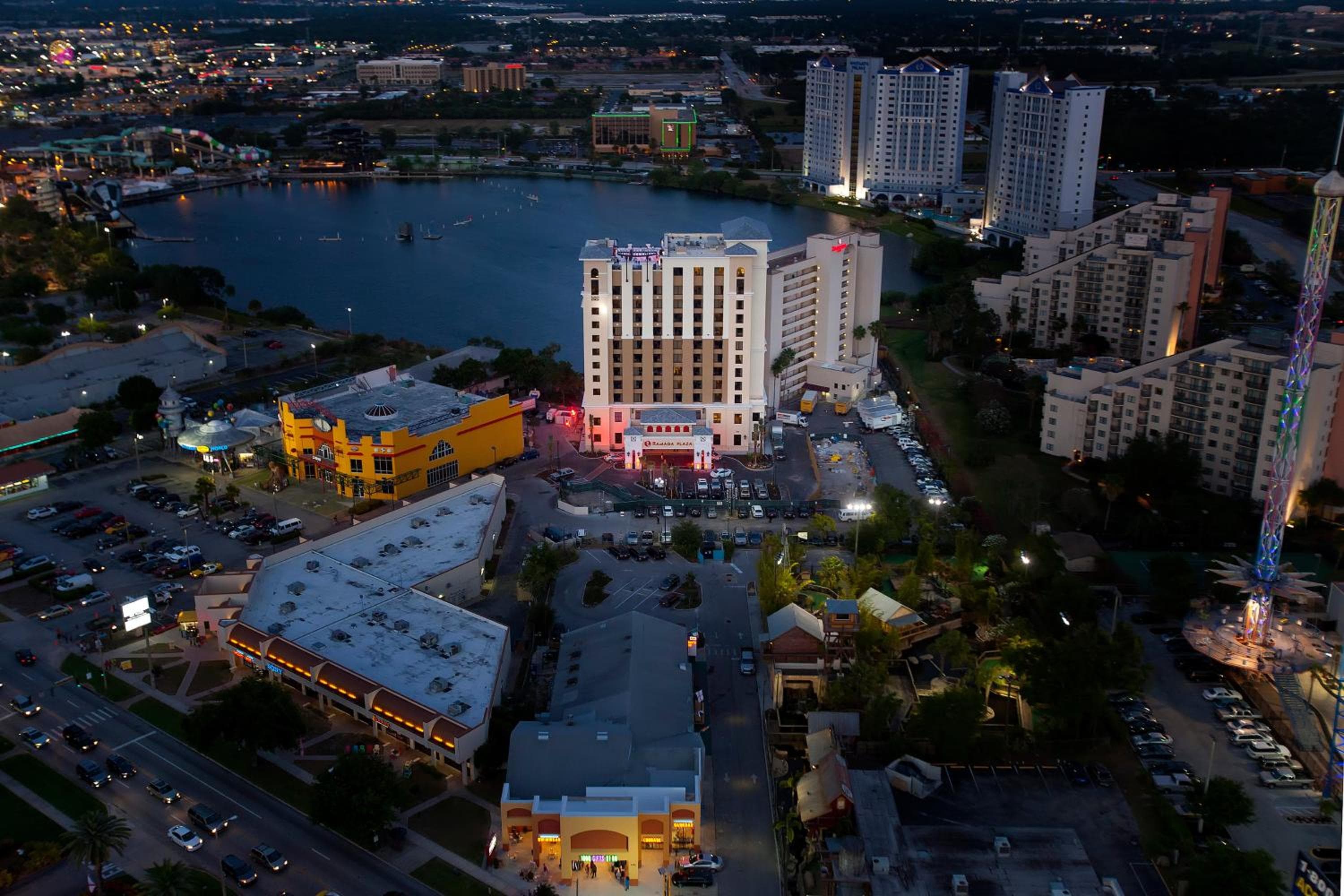 Ramada Plaza by Wyndham Orlando Resort & Suites Intl Drive - Newly Renovated! — 1