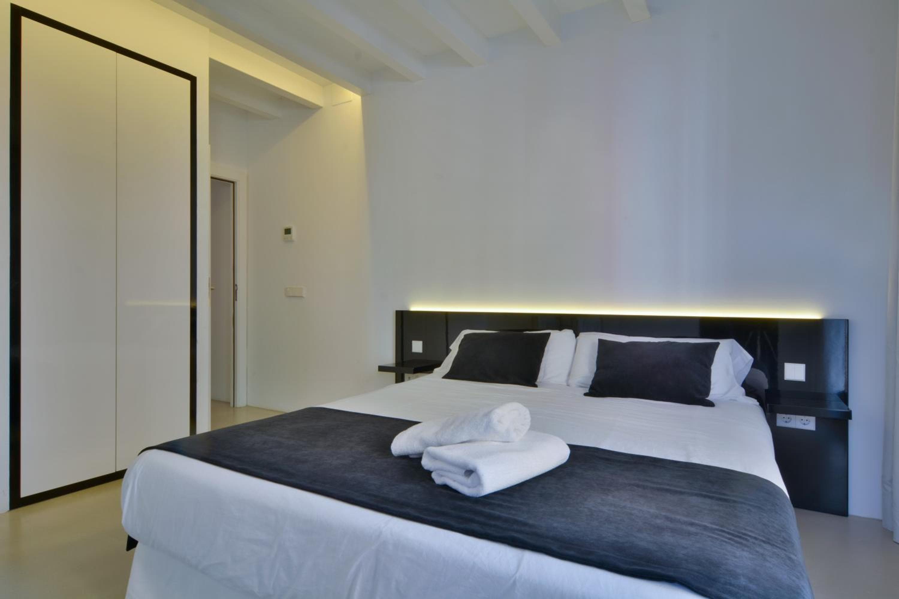 Apartamentos Lonja Suites — 6