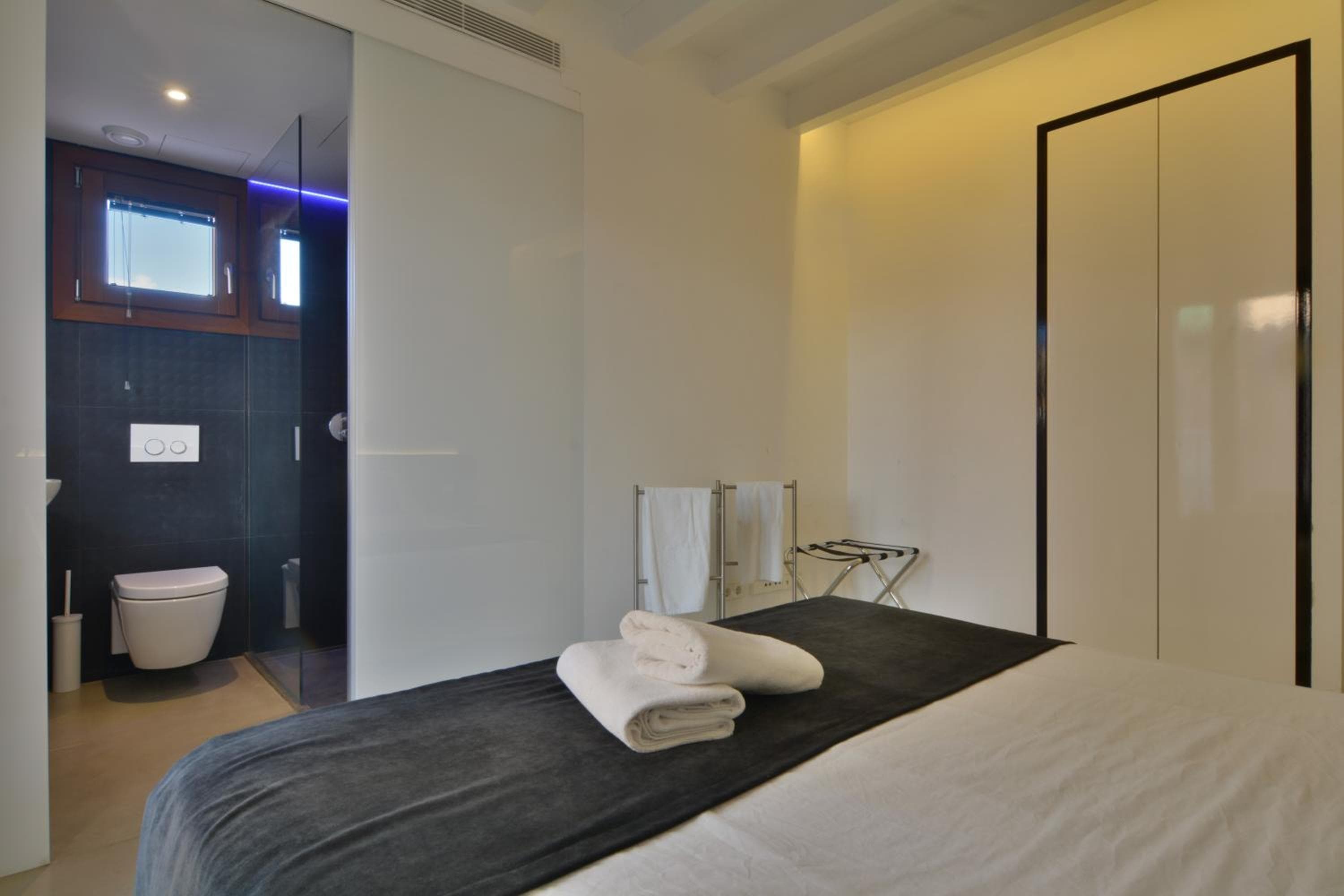 Apartamentos Lonja Suites — 12