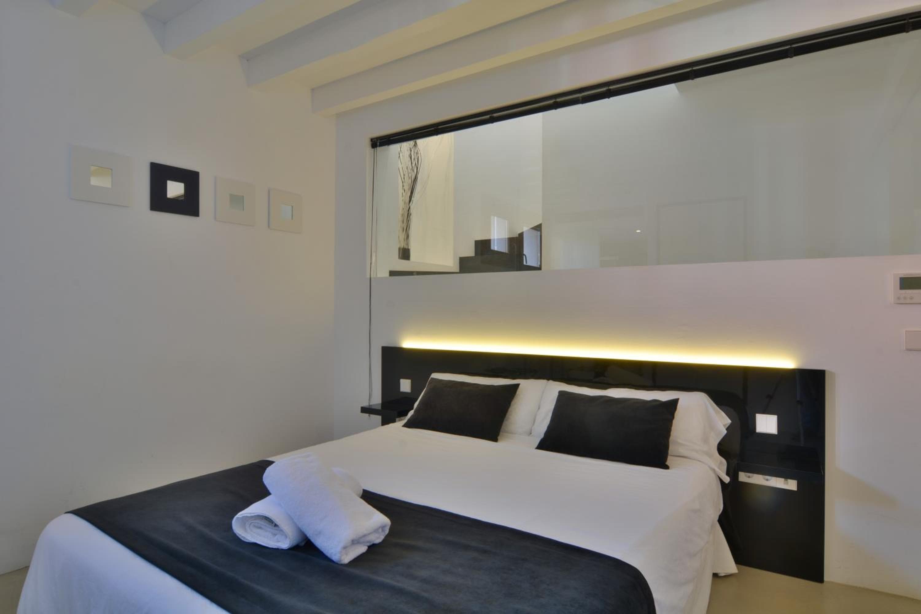 Apartamentos Lonja Suites — 11