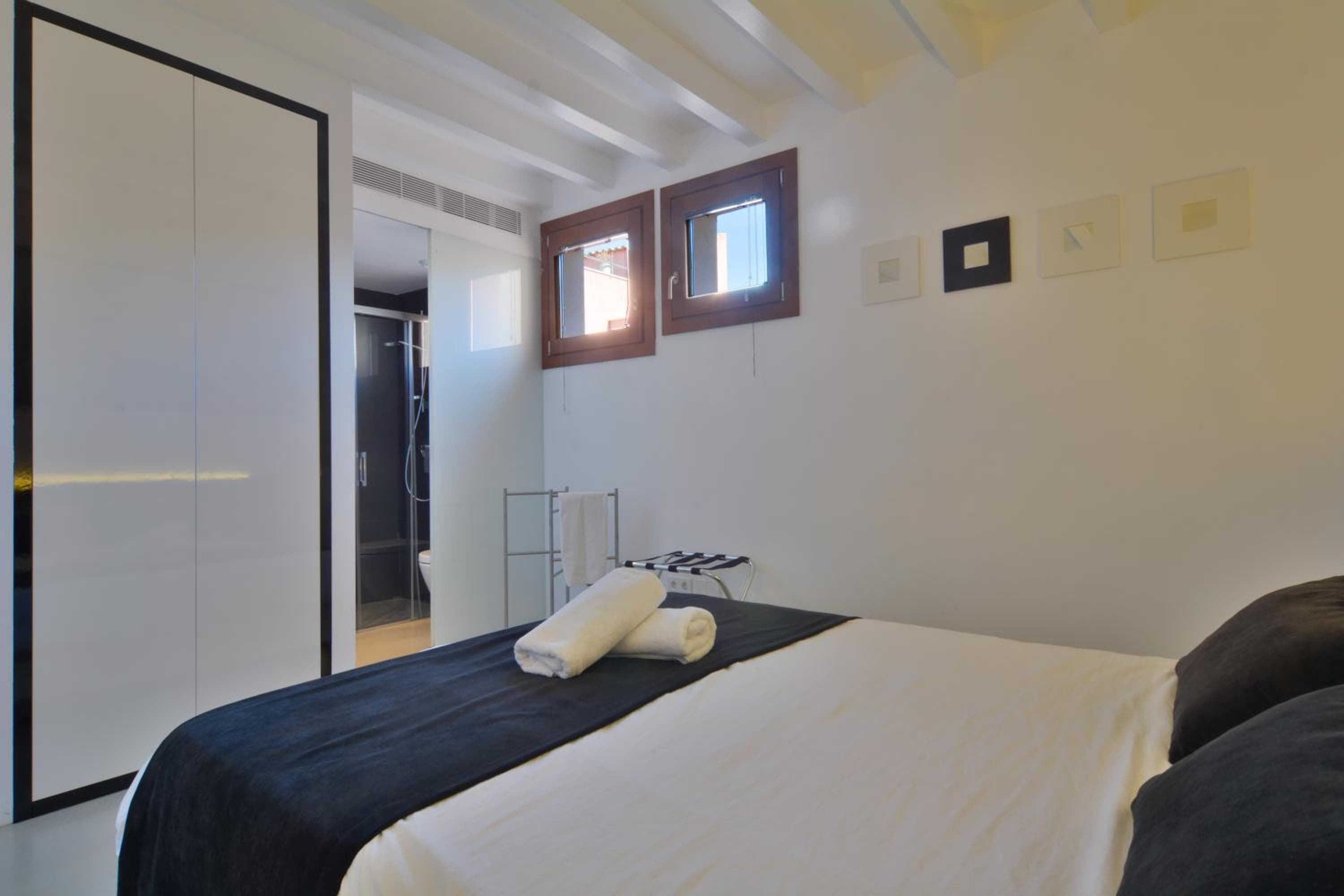 Apartamentos Lonja Suites — 14