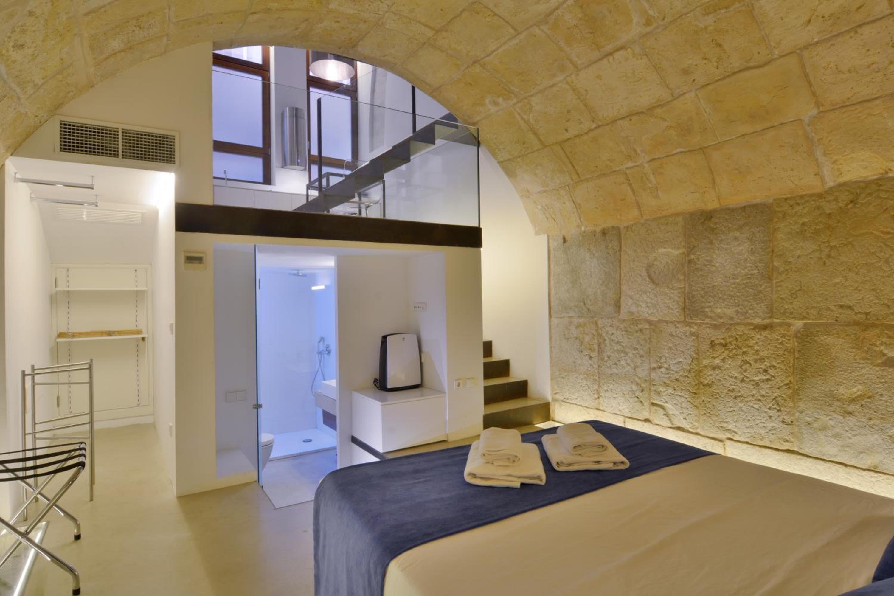 Apartamentos Lonja Suites — 4