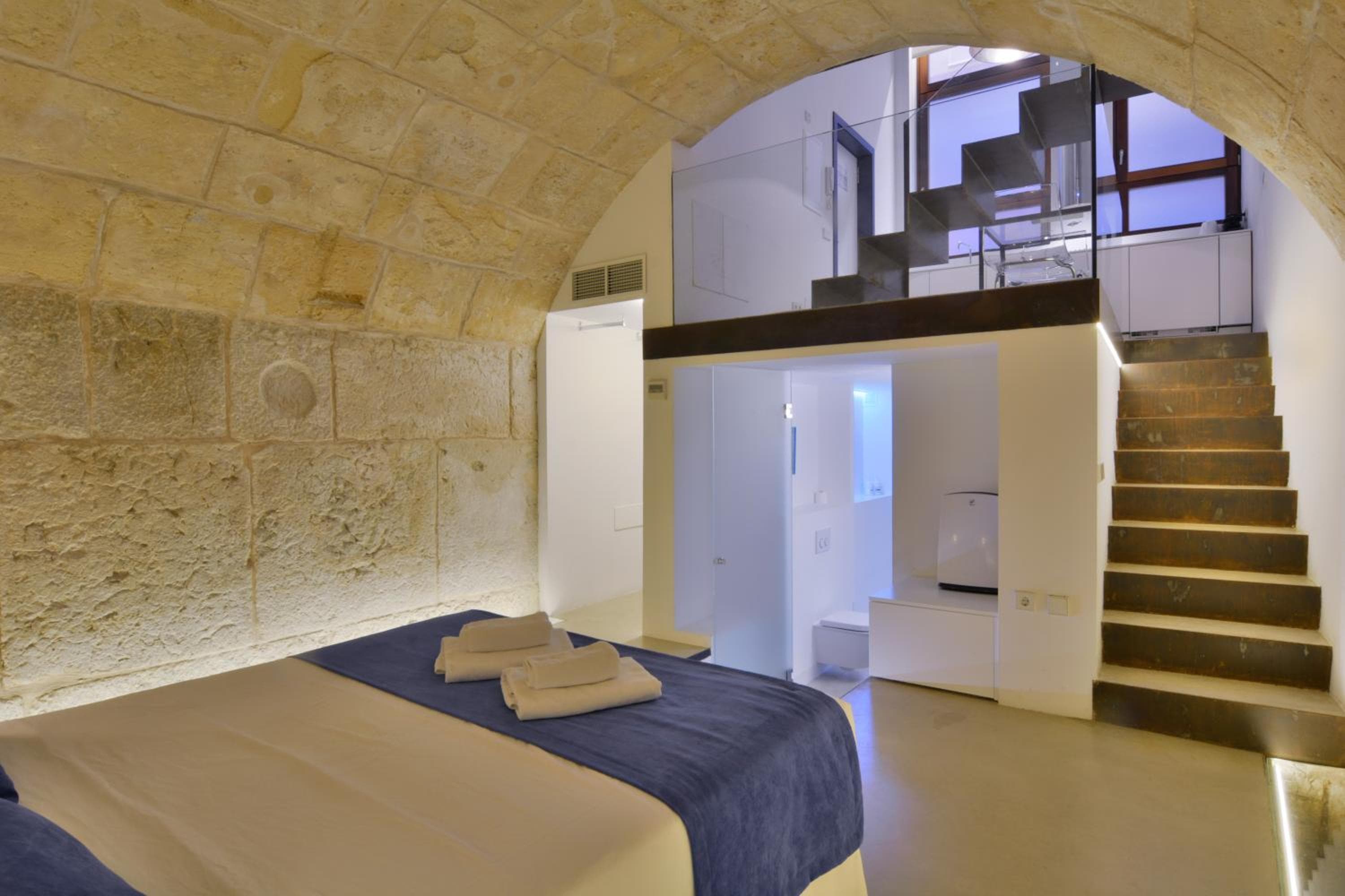 Apartamentos Lonja Suites — 3