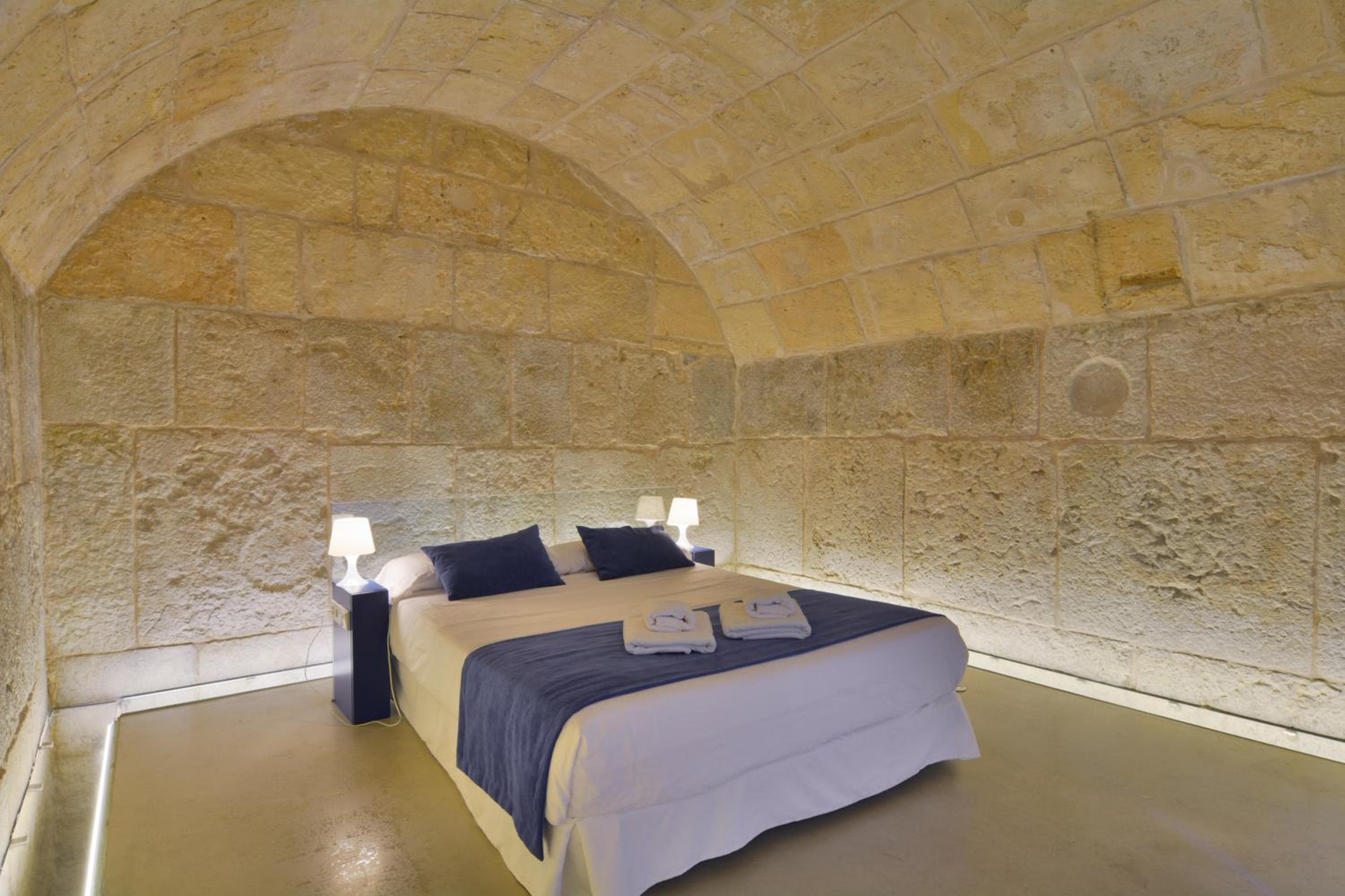 Apartamentos Lonja Suites — 2