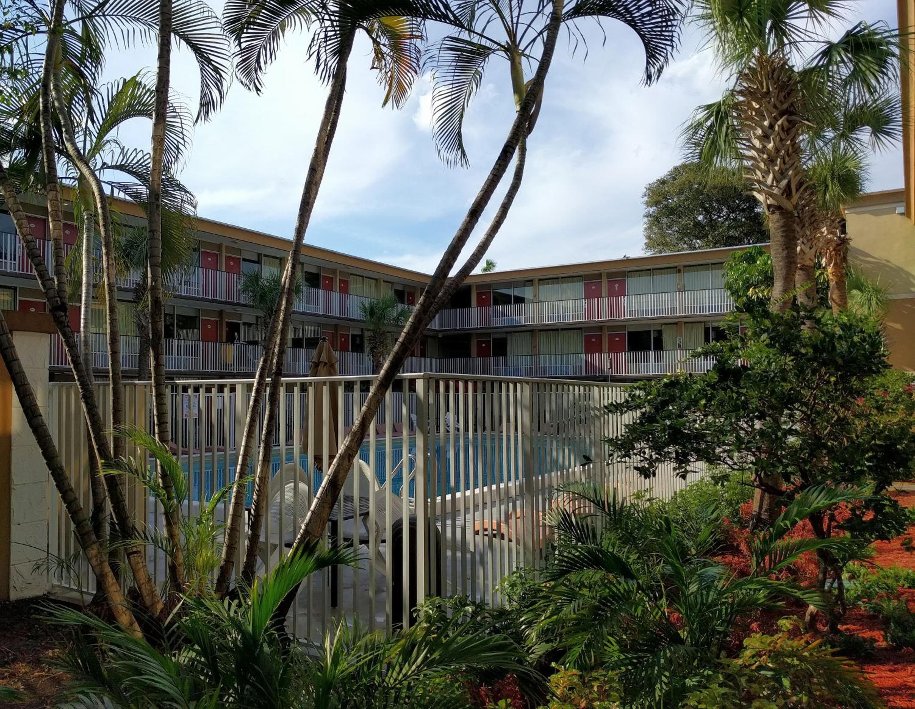 Red Carpet Inn Airport Fort Lauderdale — 5