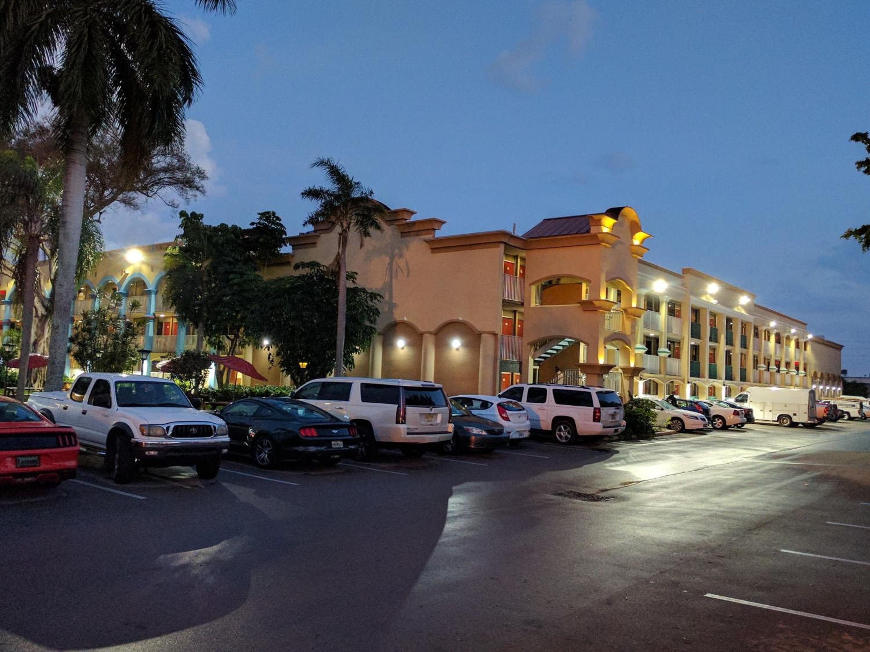 Red Carpet Inn Airport Fort Lauderdale — 9