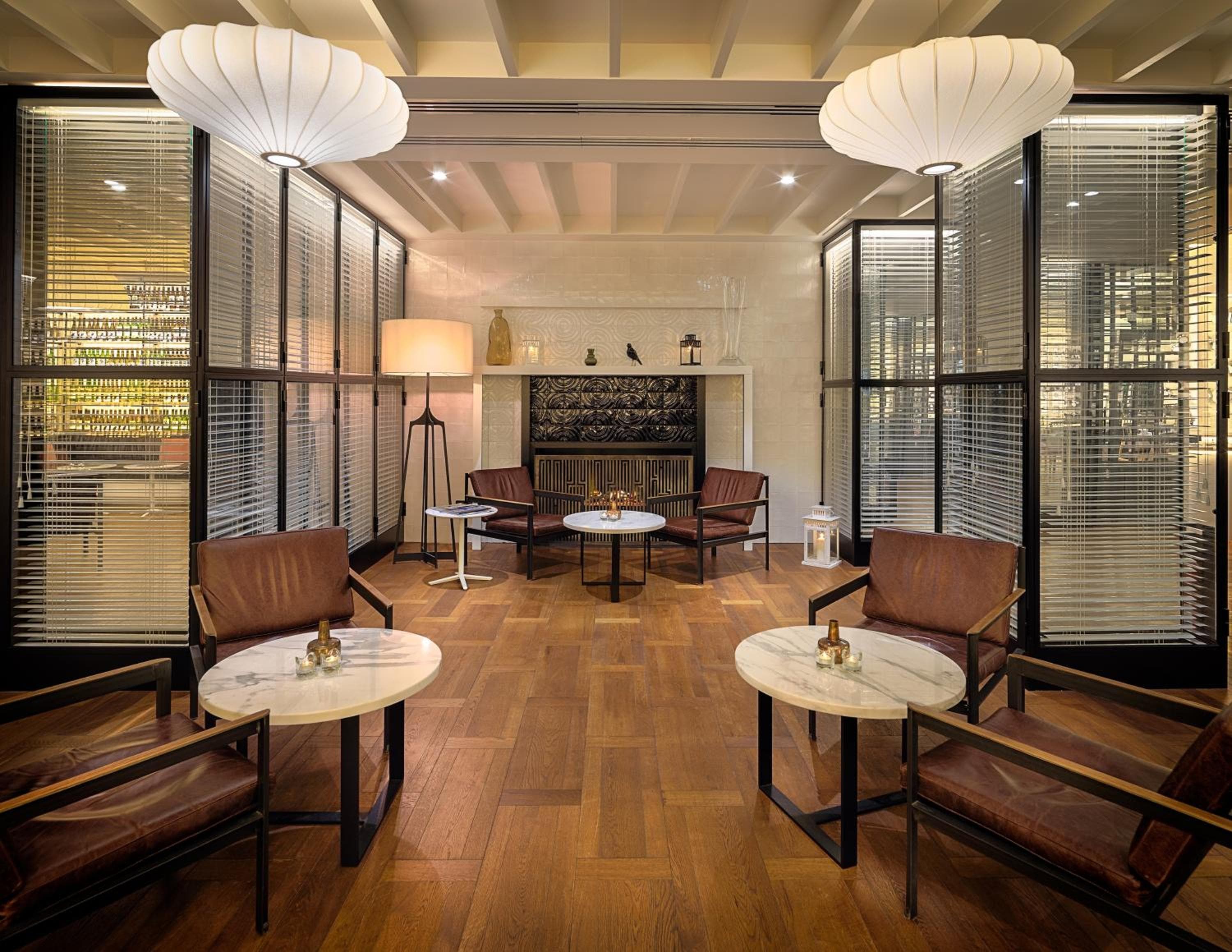 H10 Universitat — 12