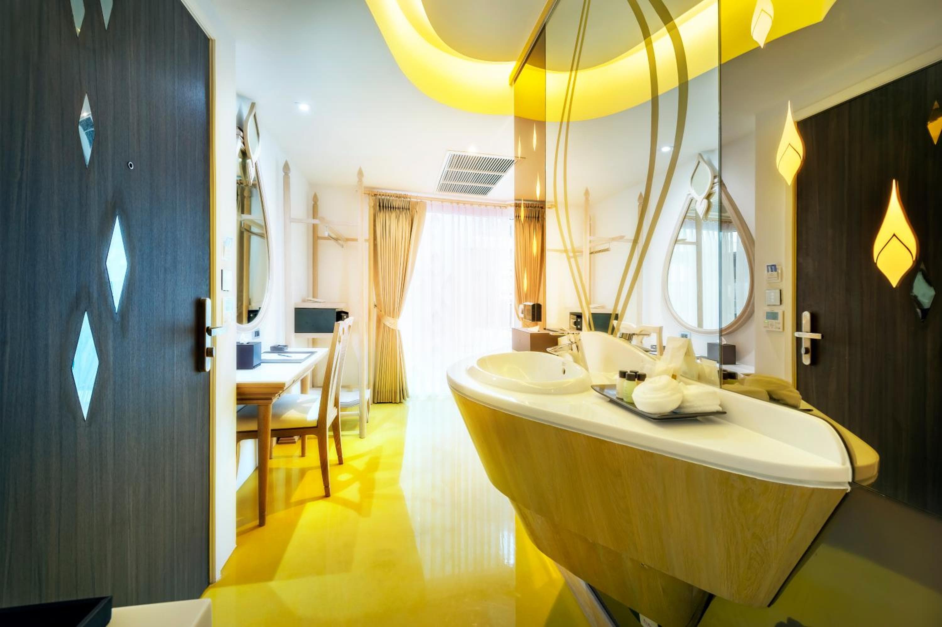 Anajak Bangkok Hotel - SHA Plus — 2