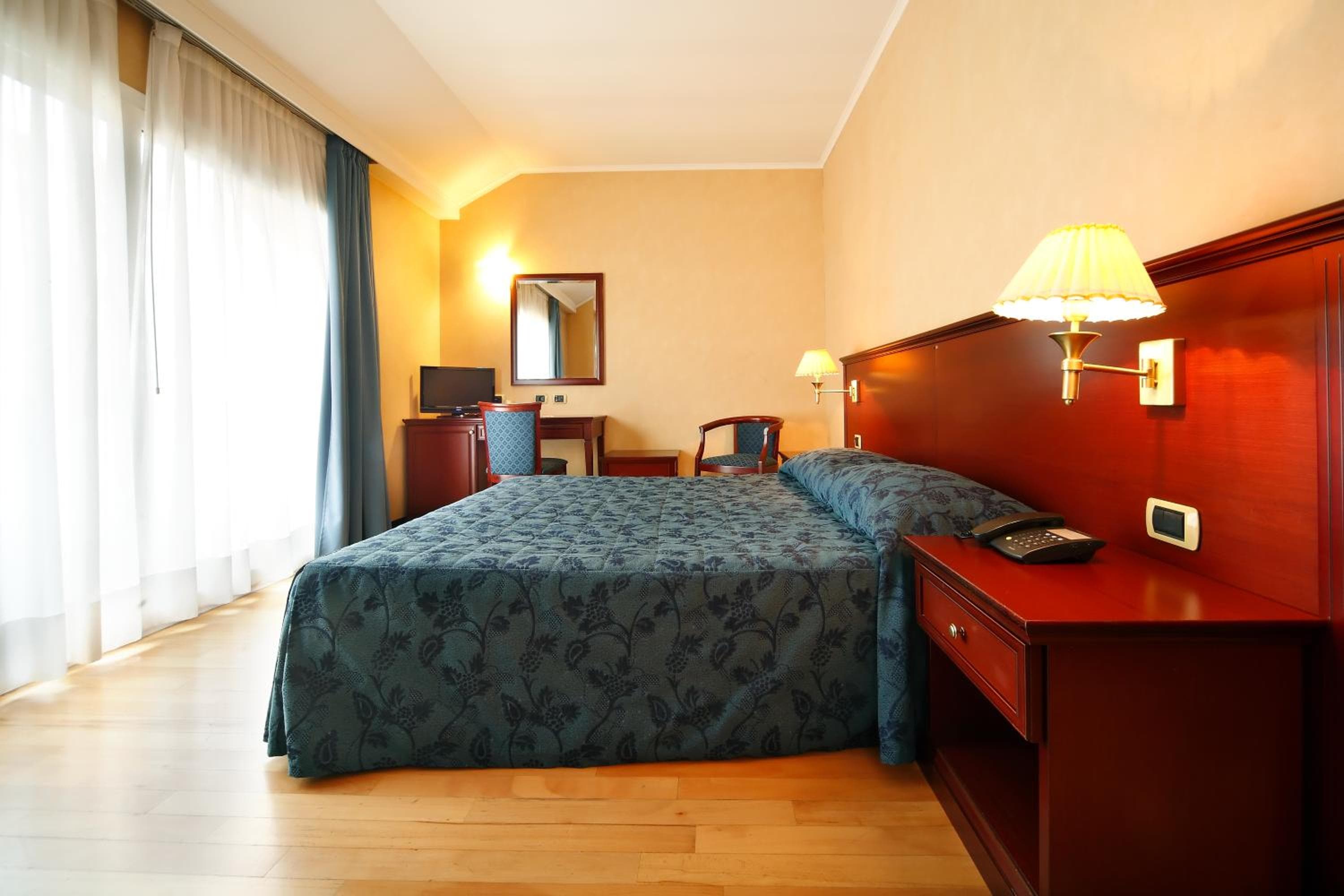 Hotel Terminal — 3