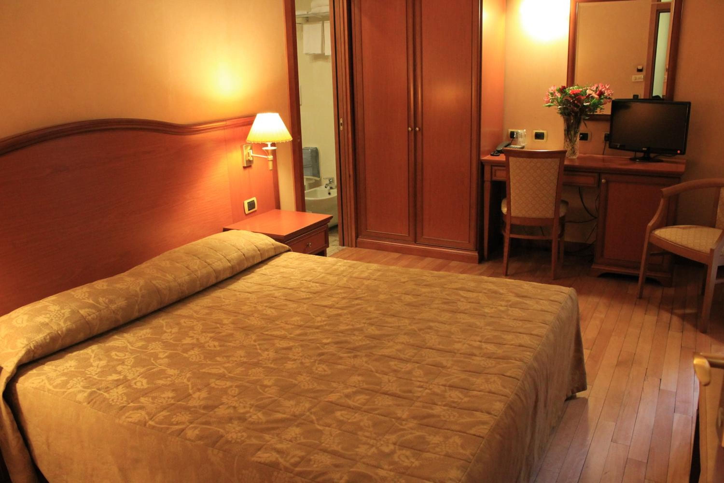 Hotel Terminal — 16