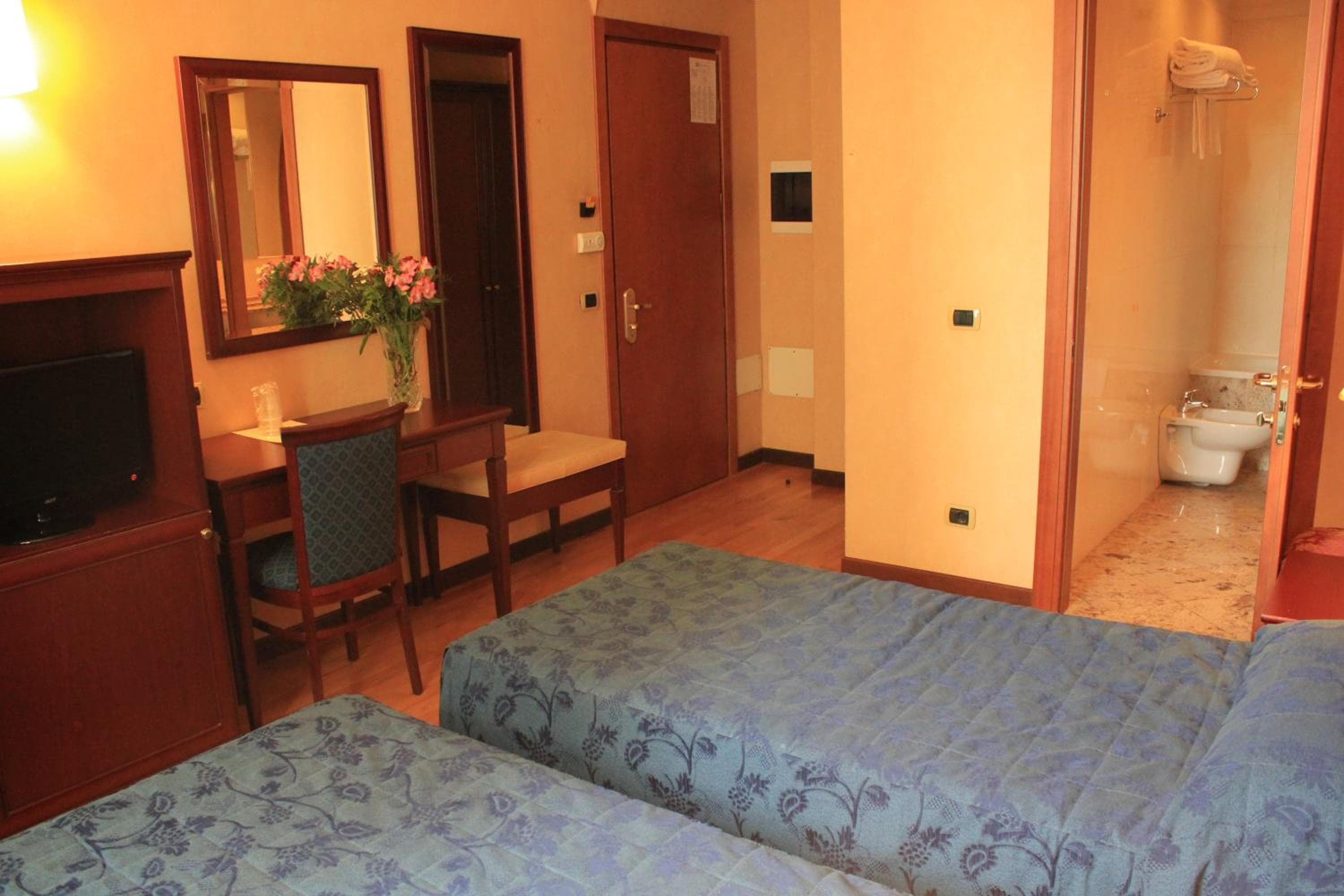 Hotel Terminal — 16