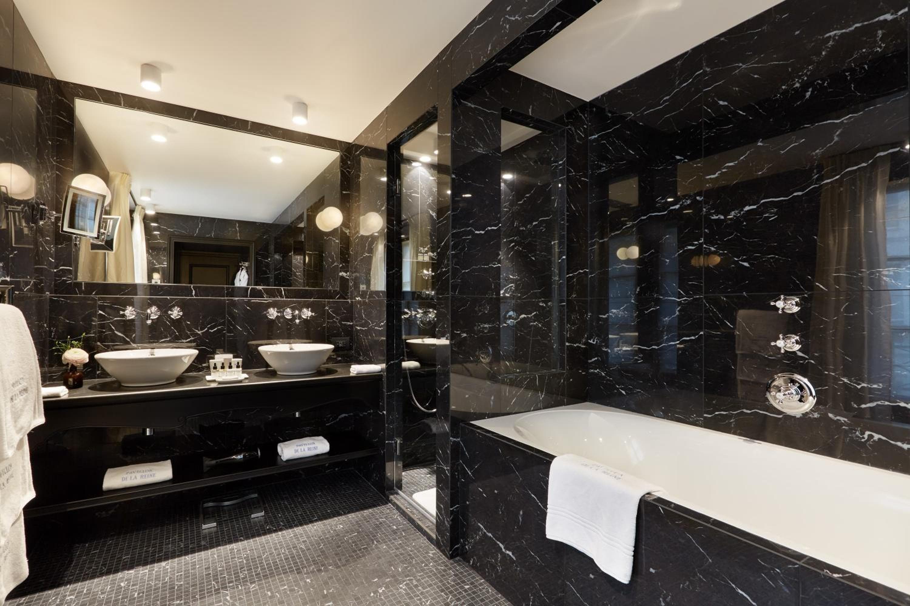Le Pavillon de la Reine & Spa, Place des Vosges — 29