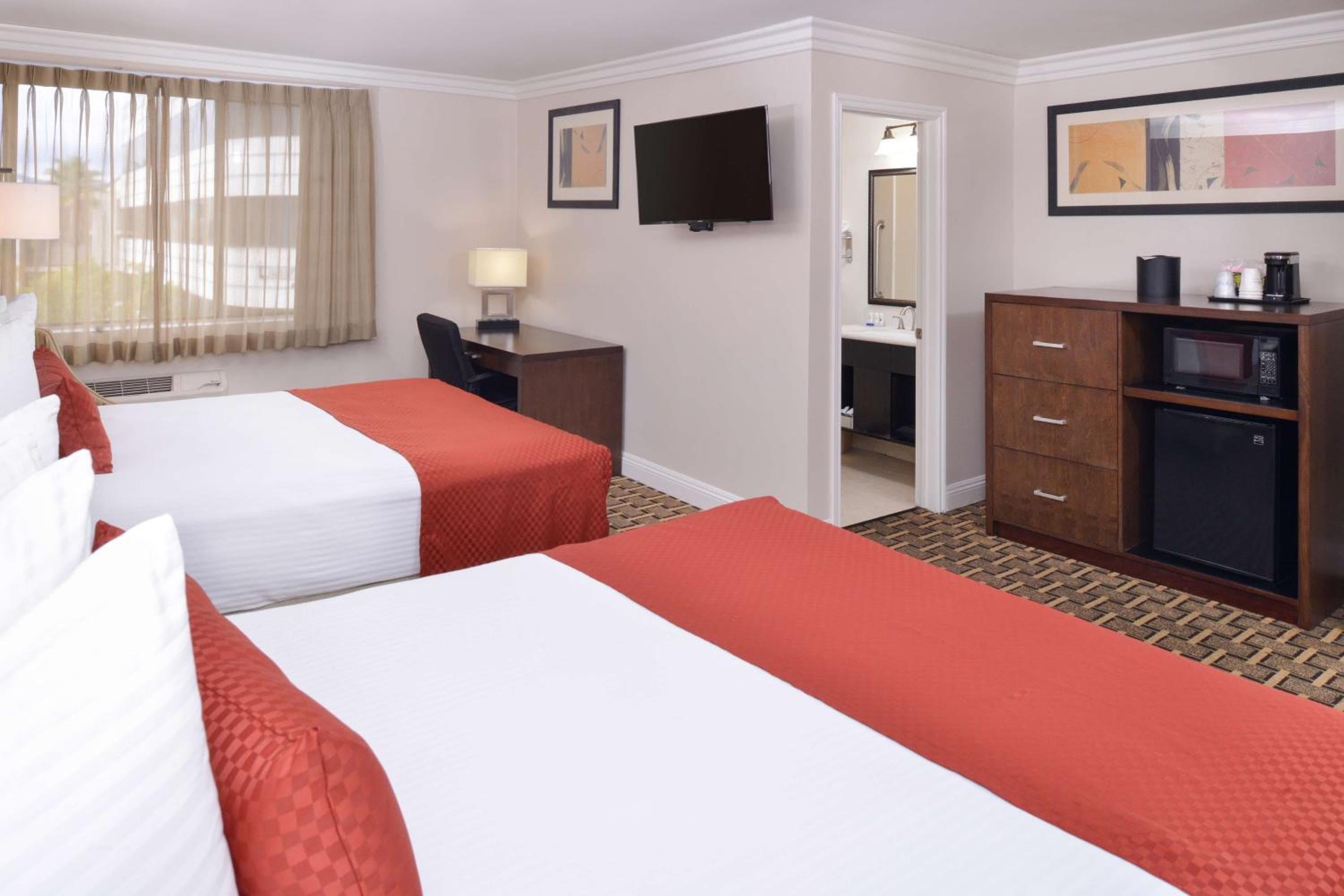 Best Western Plus LA Mid-Town Hotel — 4
