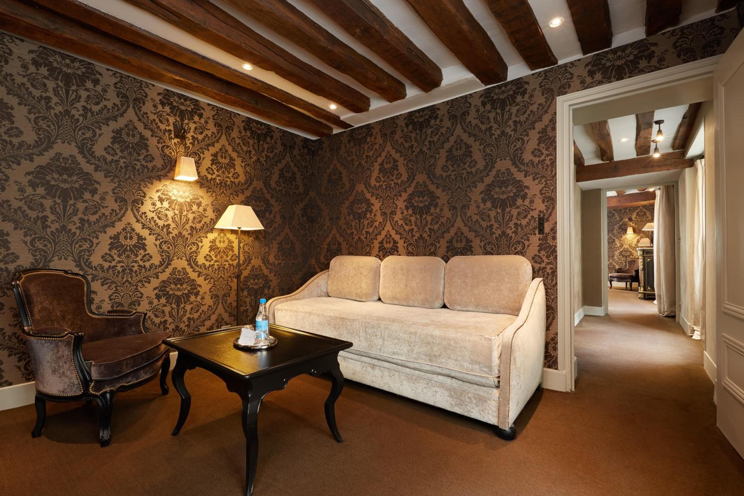 Le Pavillon de la Reine & Spa, Place des Vosges — 23