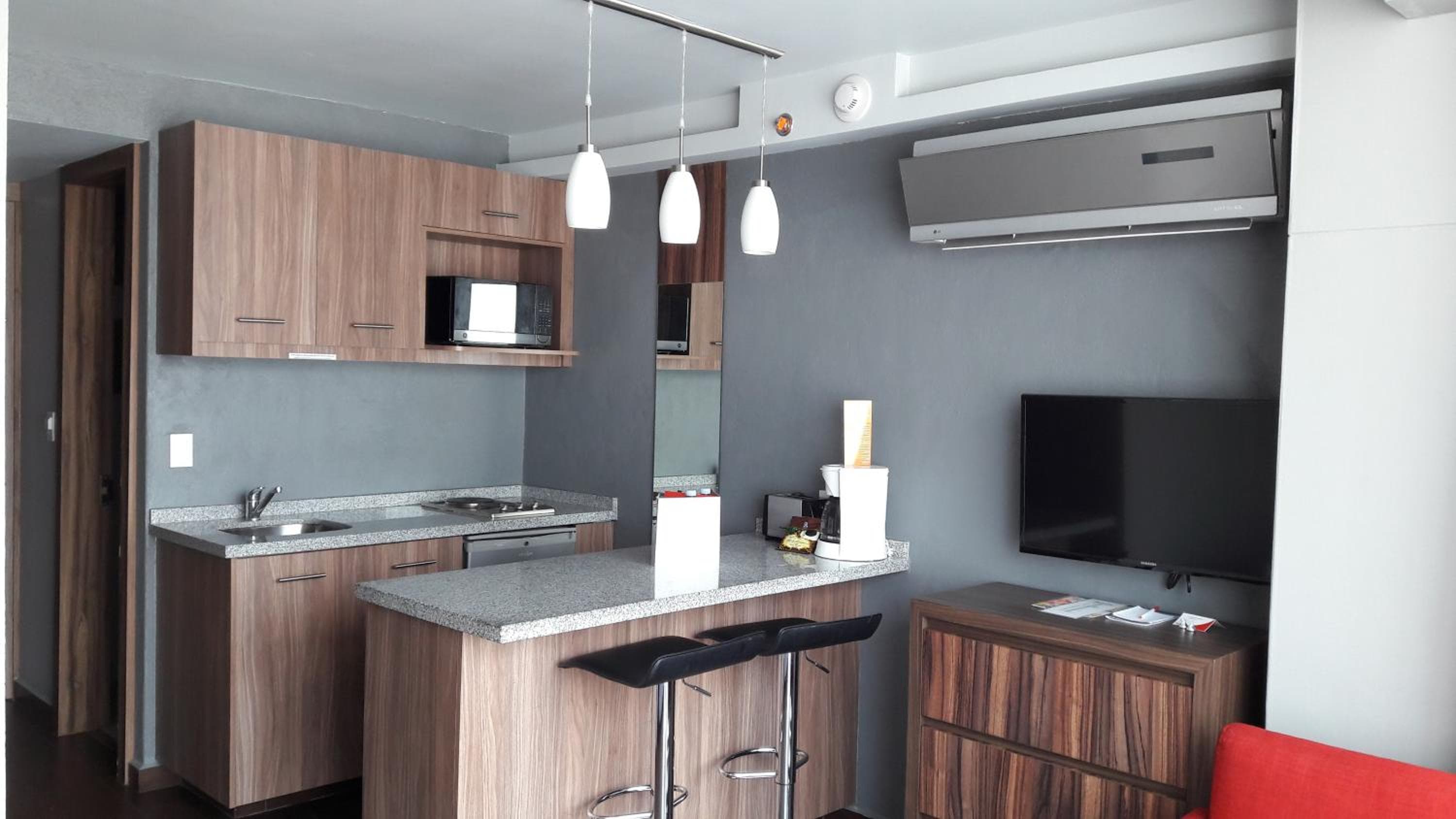 Hotel Block Suites — 7