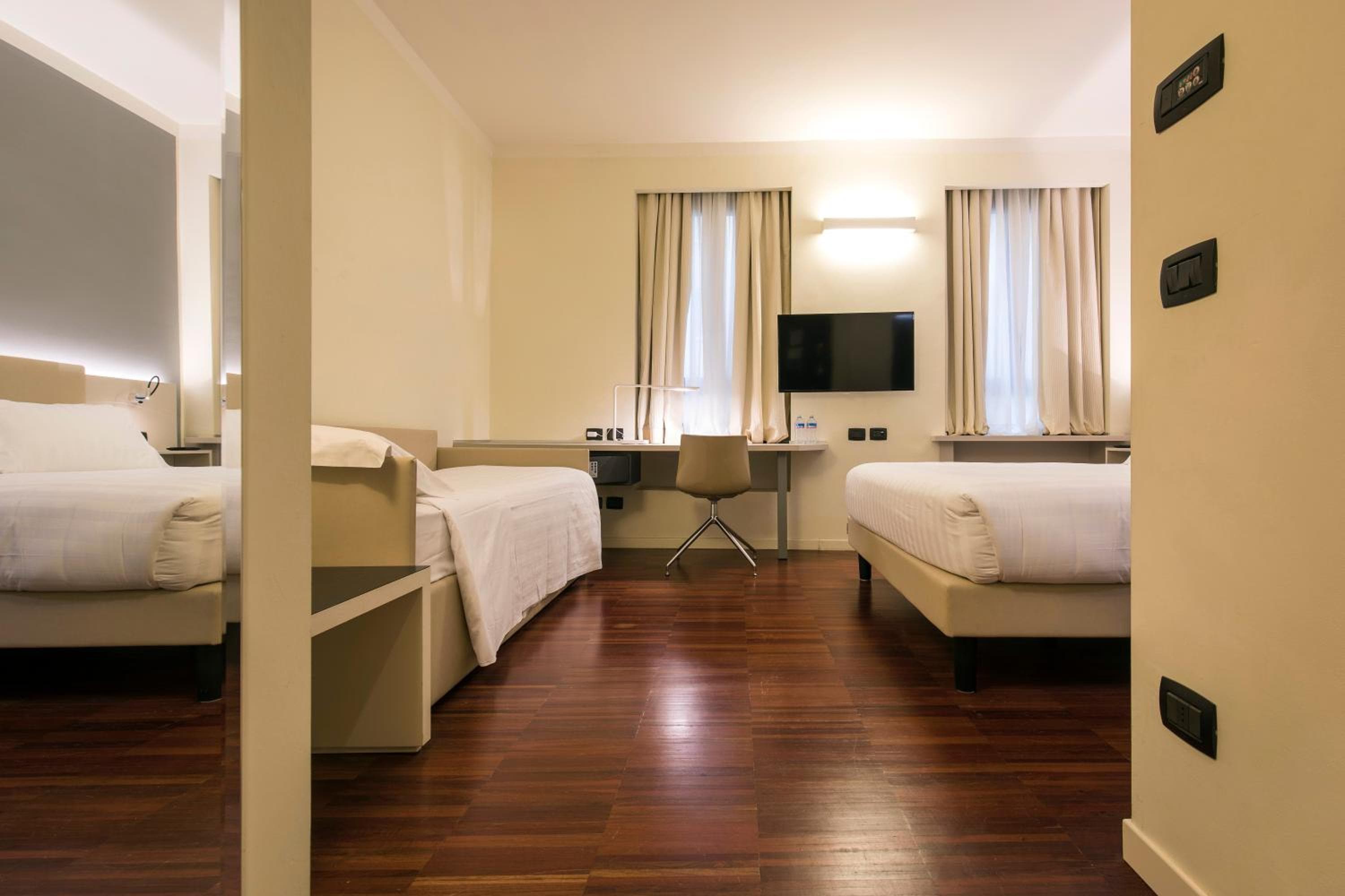 43 Station Hotel — 23