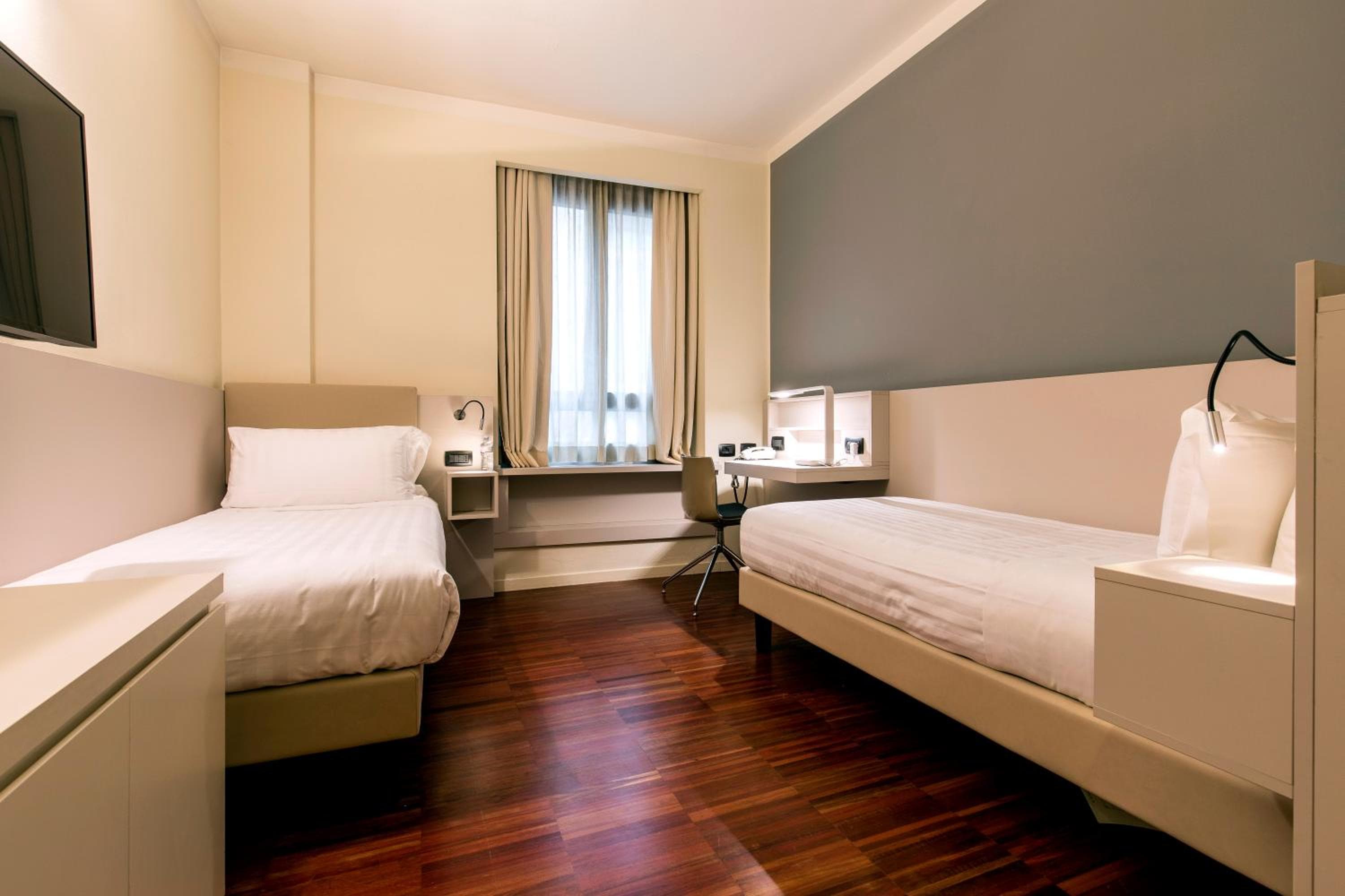 43 Station Hotel — 16