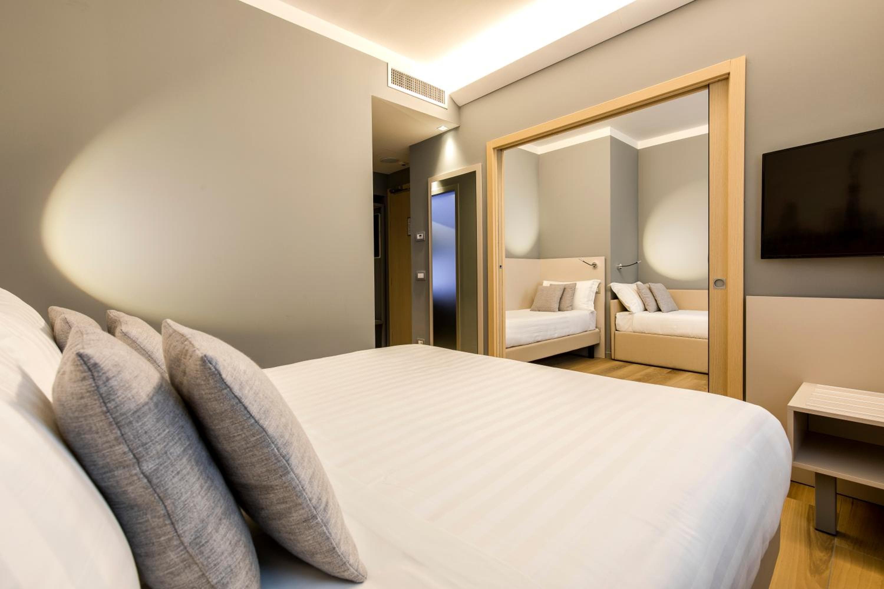 43 Bahnhof Hotel — 26
