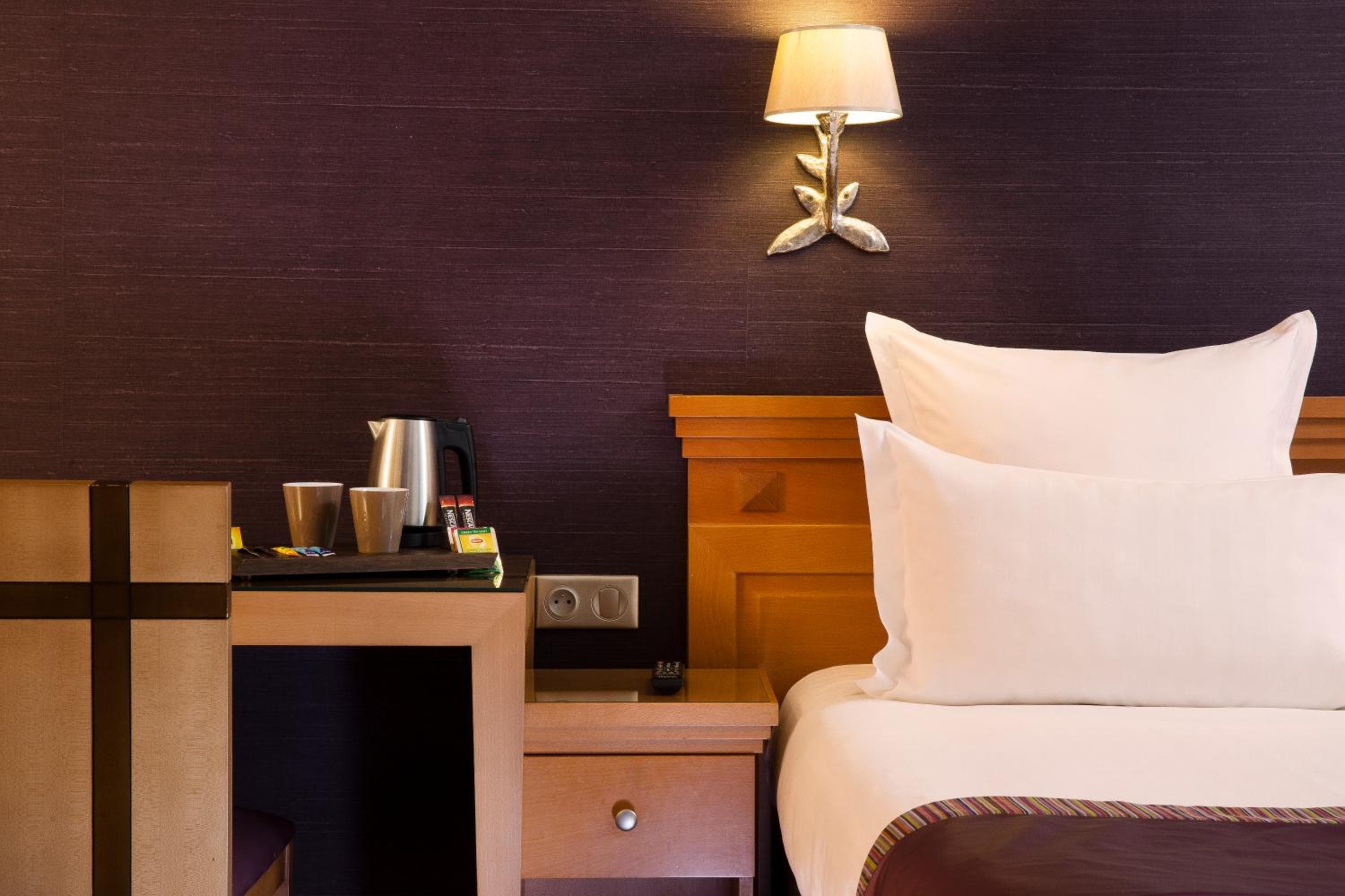 Hotel Mondial — 19