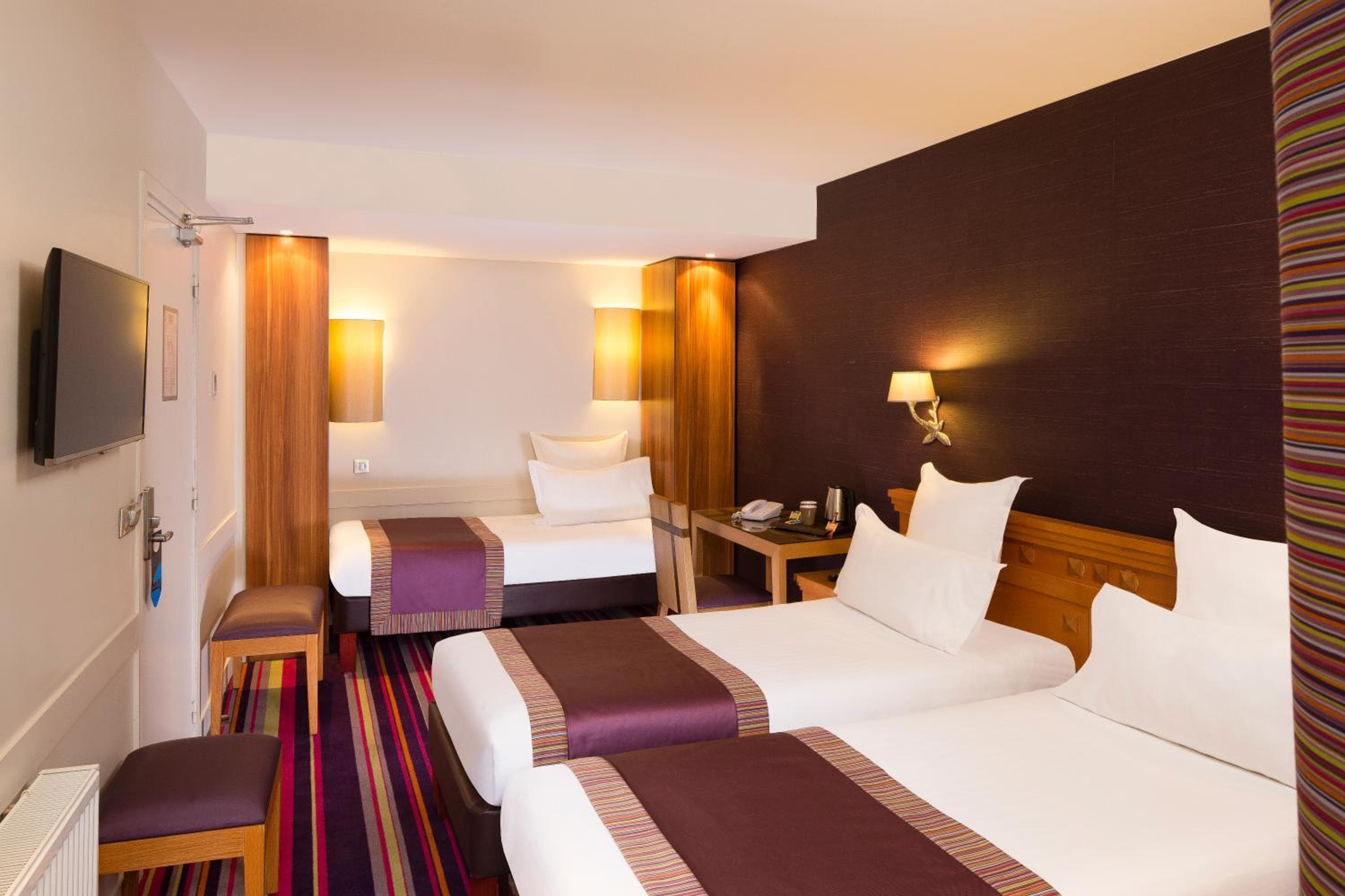 Hotel Mondial — 18