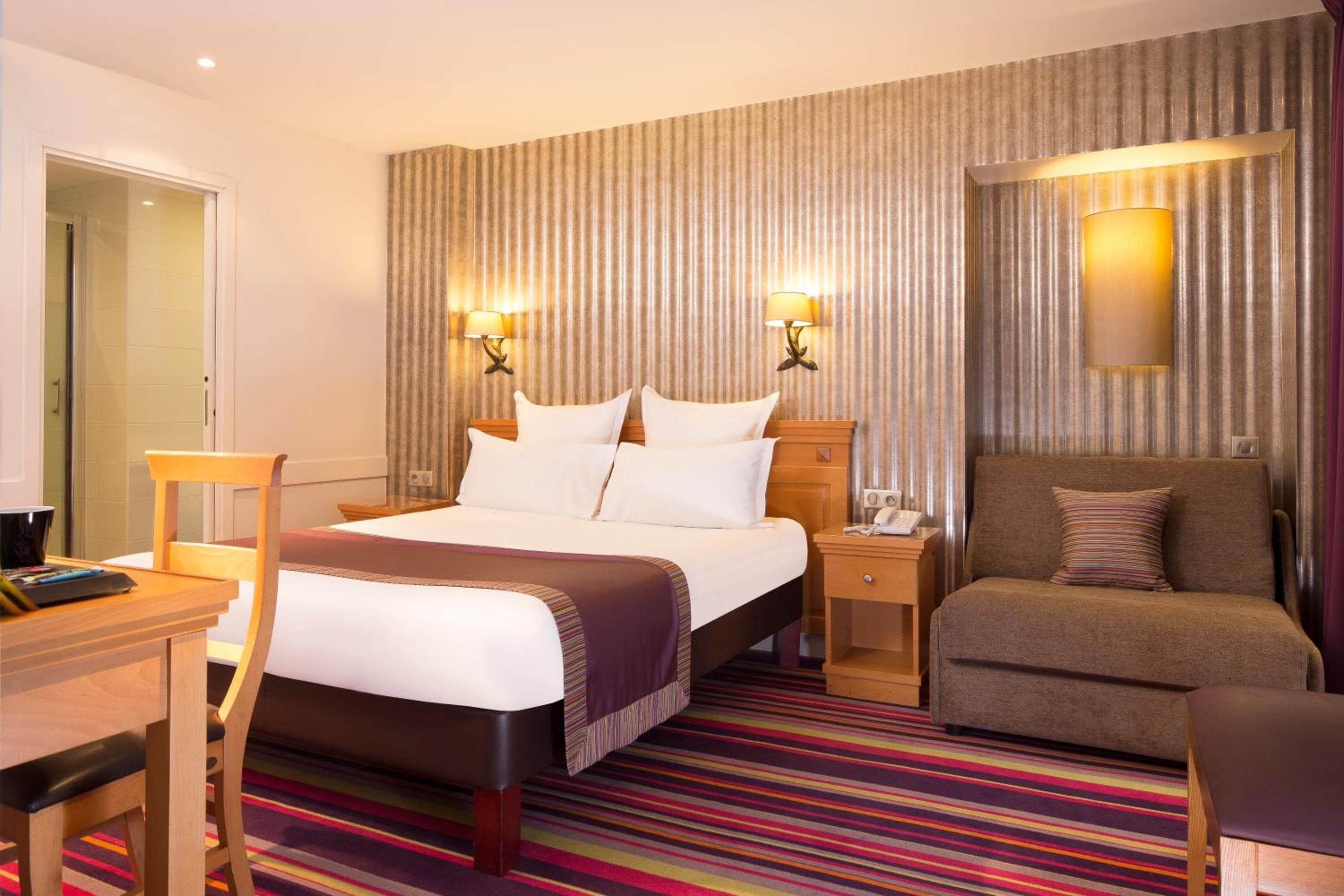 Hotel Mondial — 17