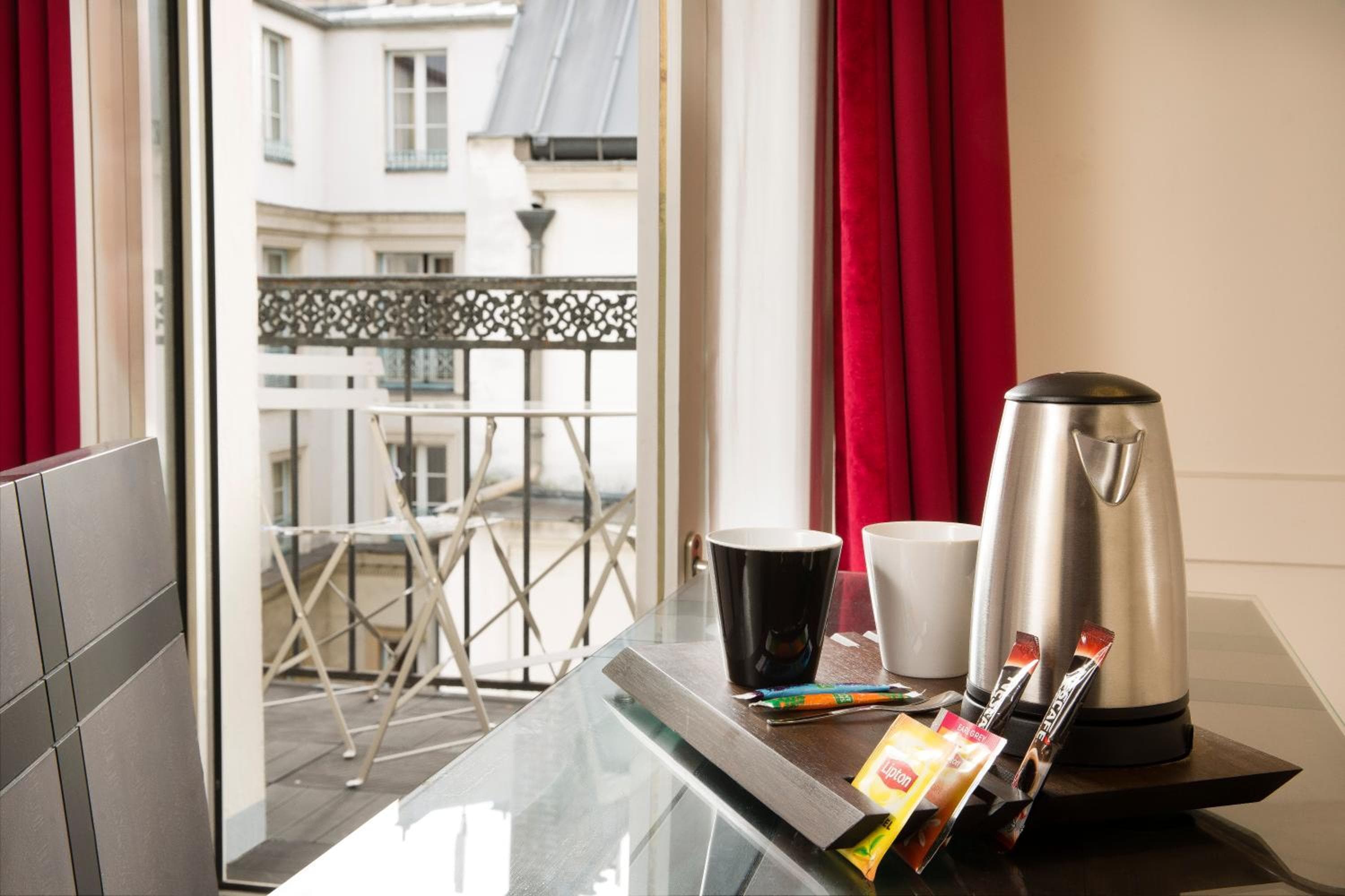 Hotel Mondial — 16