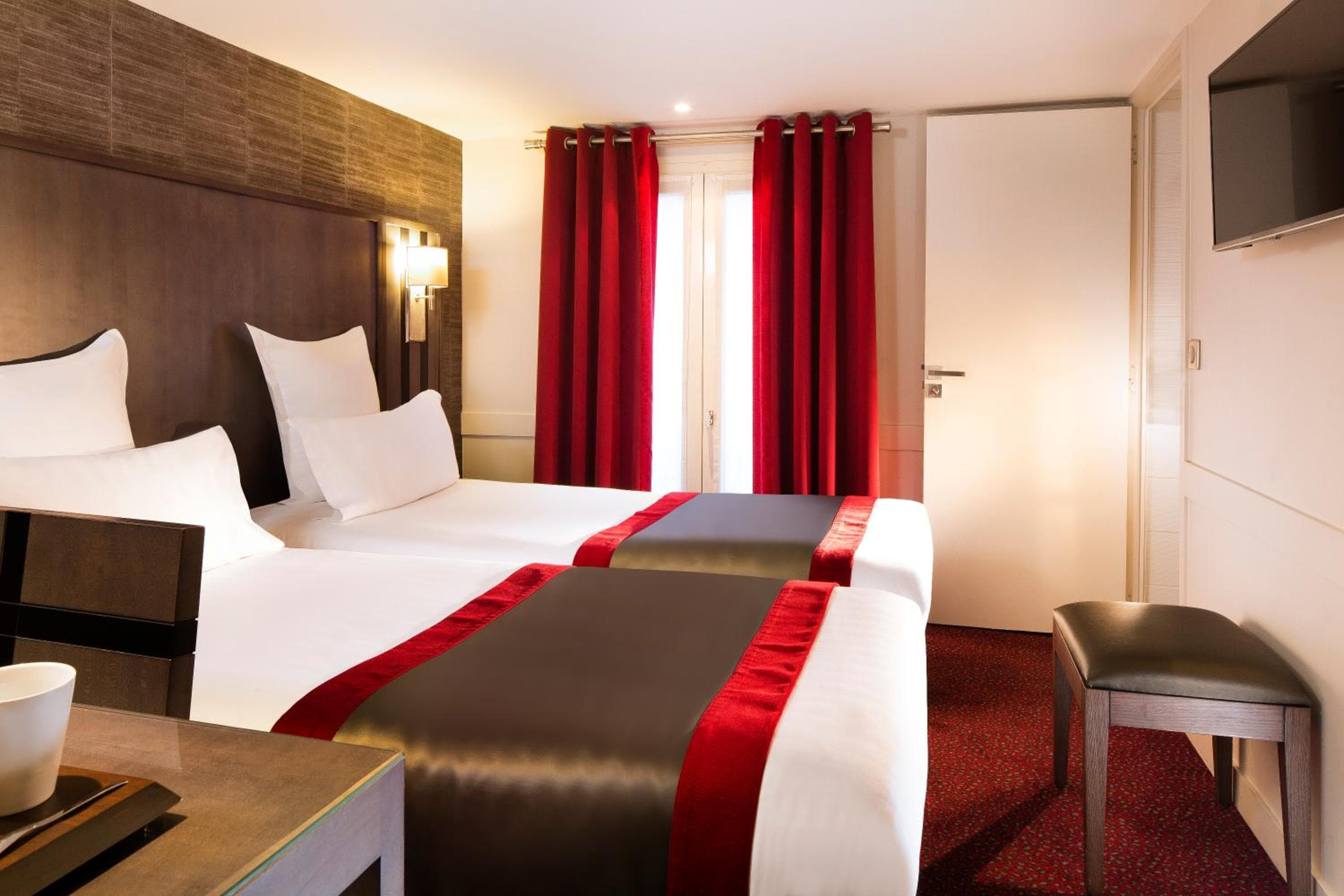 Hotel Mondial — 15