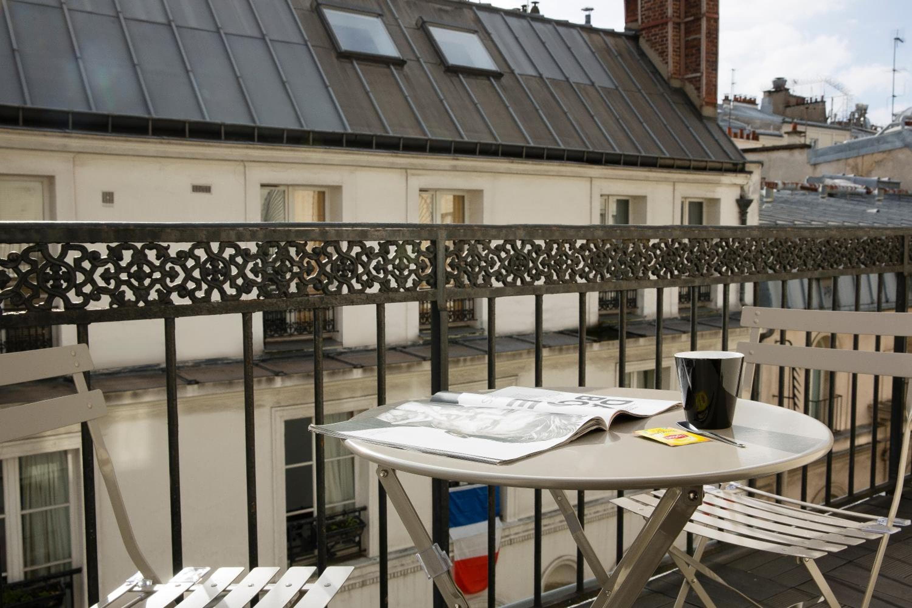 Hotel Mondial — 13