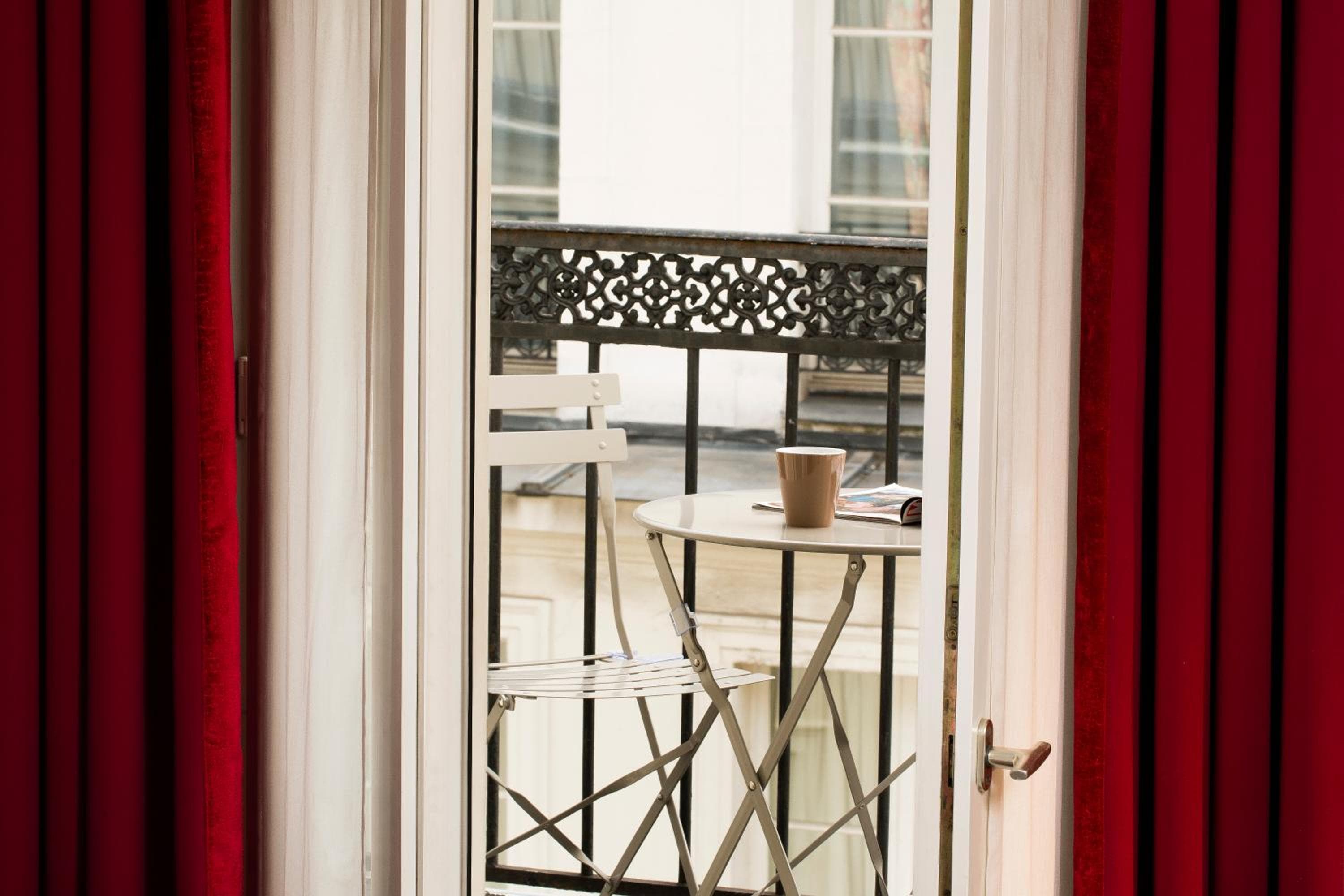 Hotel Mondial — 12