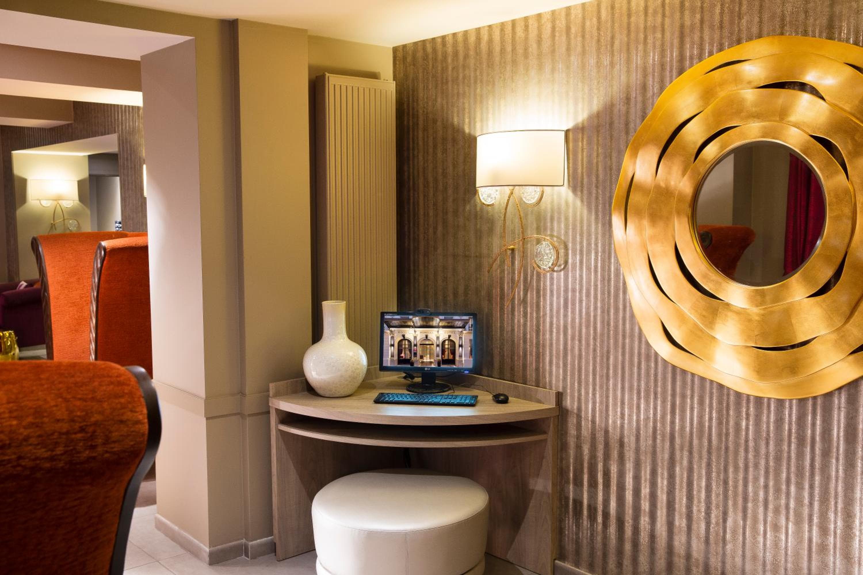 Hotel Mondial — 6
