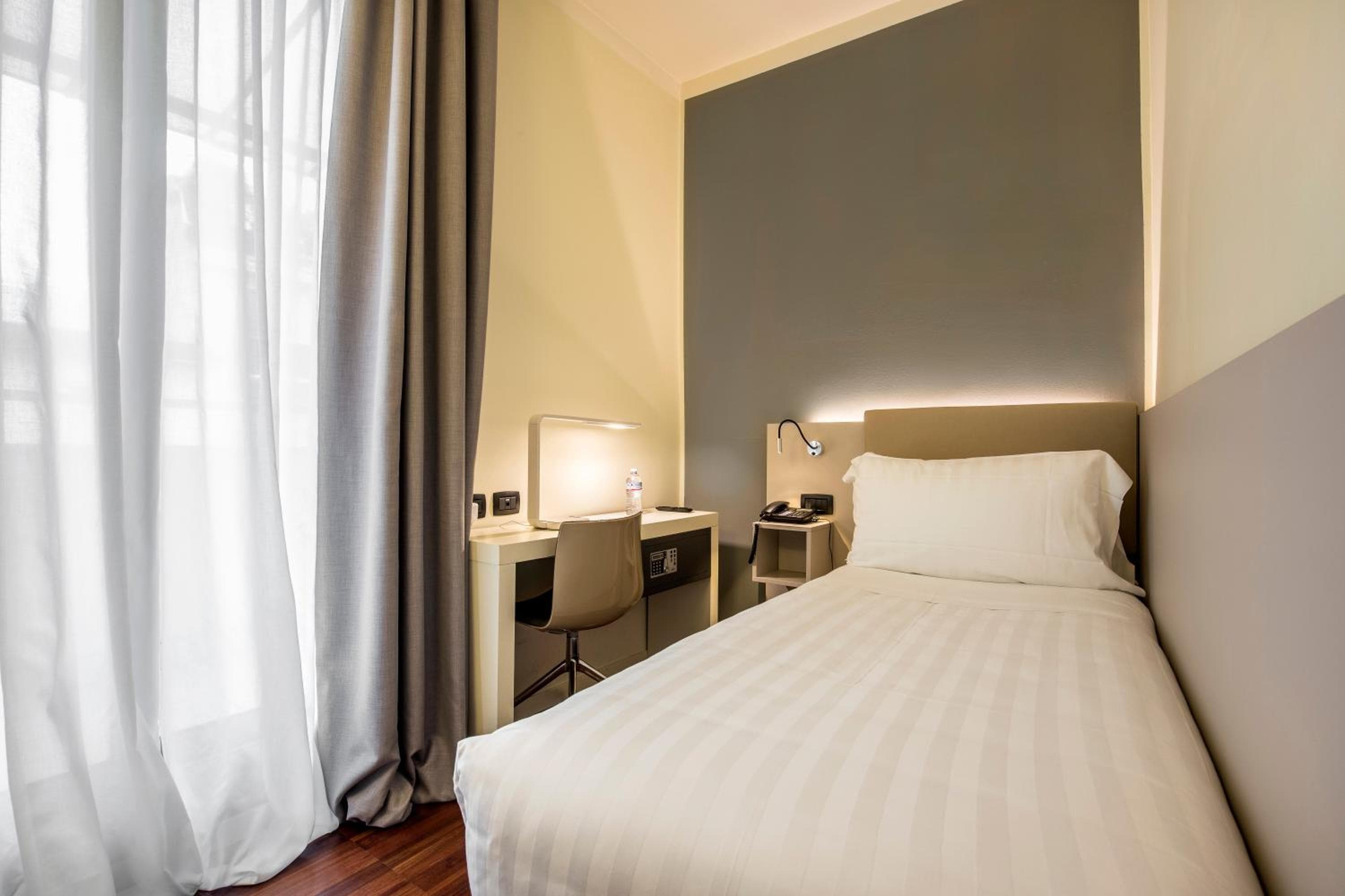43 Station Hotel — 26