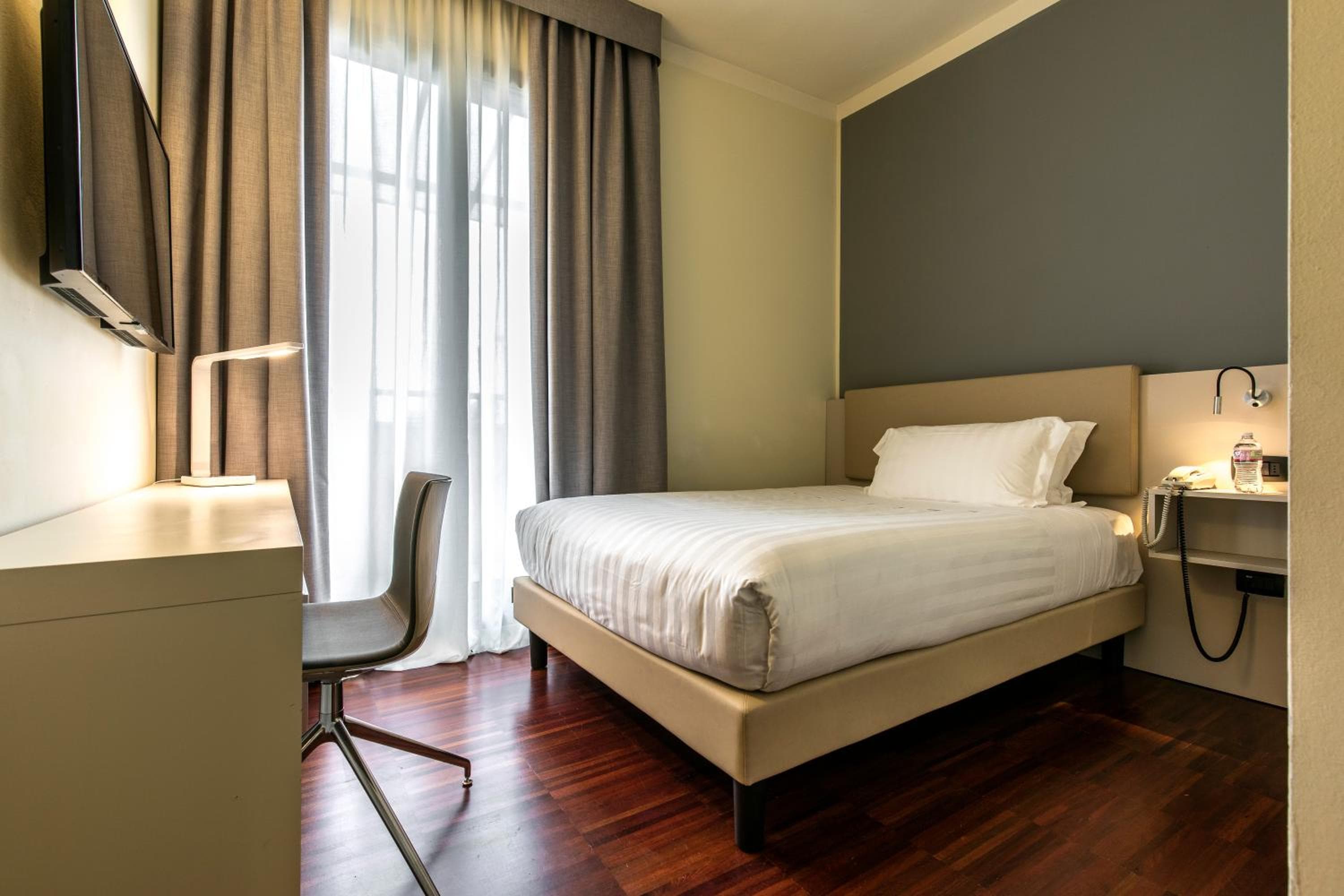 43 Bahnhof Hotel — 25