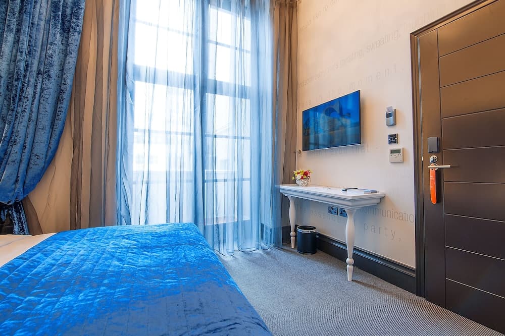 L'Hotel Exhibitionist — 14