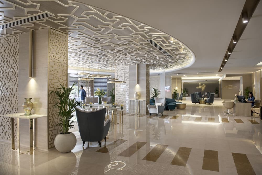 Two Seasons Hotel & Apartments — 4