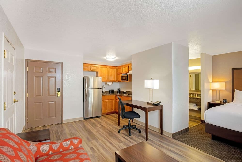 La Quinta Inn &amp; Suites by Wyndham Las Vegas Red Rock — 12