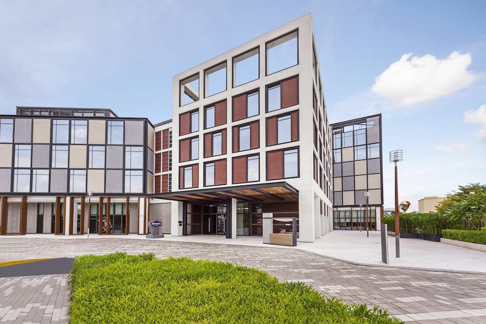 Hampton by Hilton Dubai Al Seef — 1