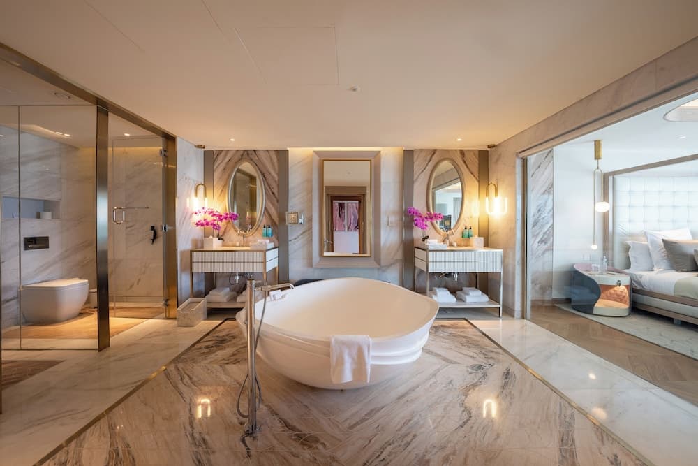 FIVE LUXE — 10