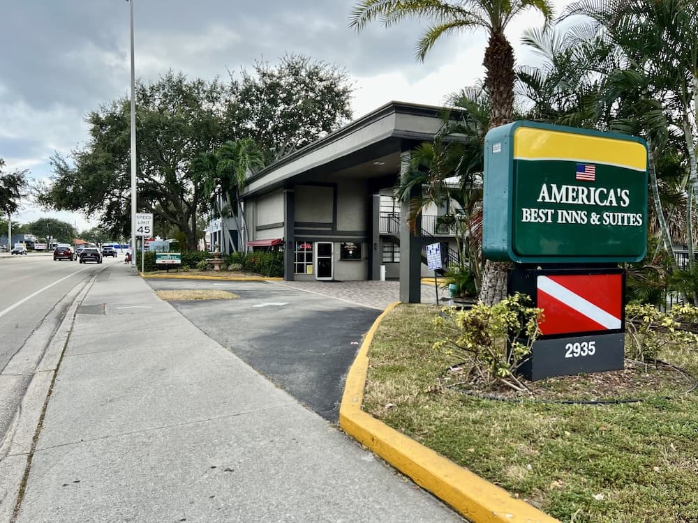 Americas Best Inn and Suites Fort Lauderdale North — 1