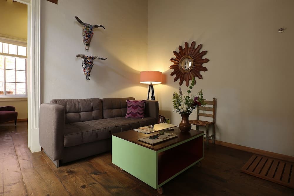 El Patio 77 — 19