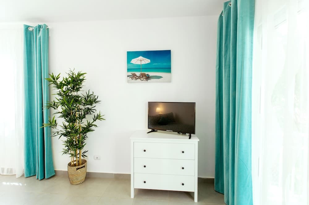 Hotel Tropicana Suites Deluxe Beach Club & Pool — 26