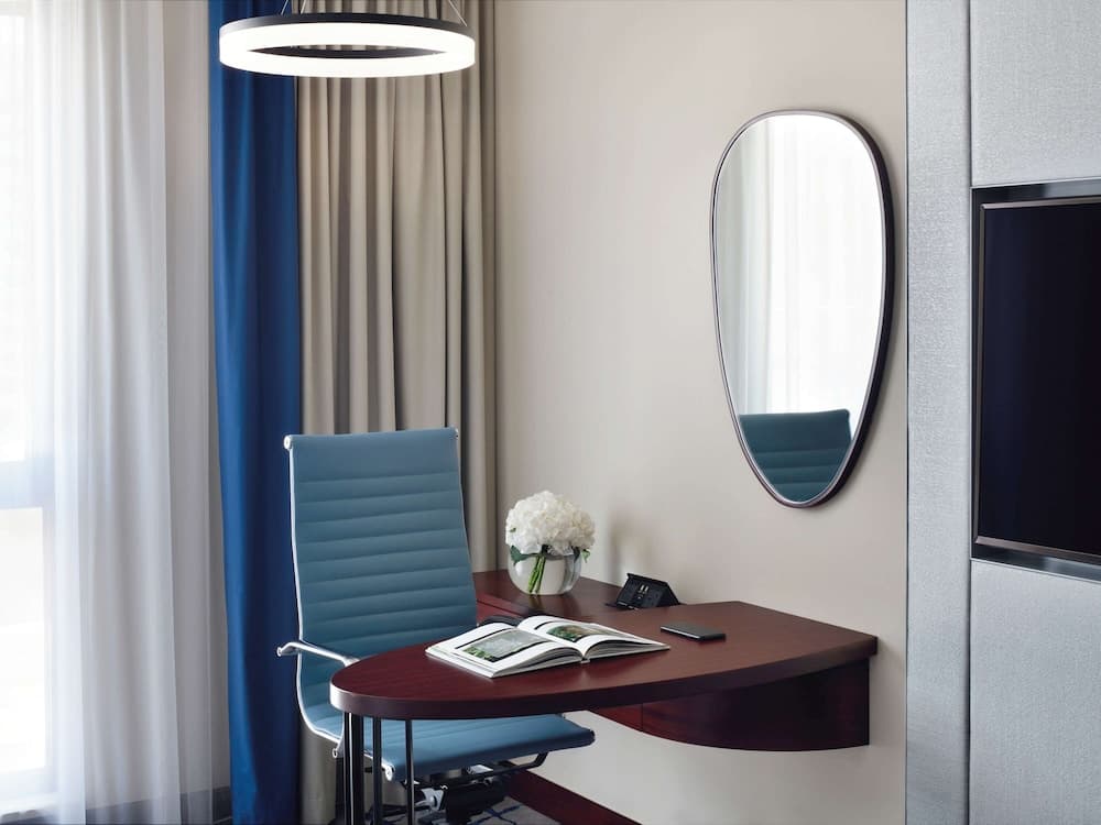 Mövenpick Hotel & Apartments Bur Dubai — 18